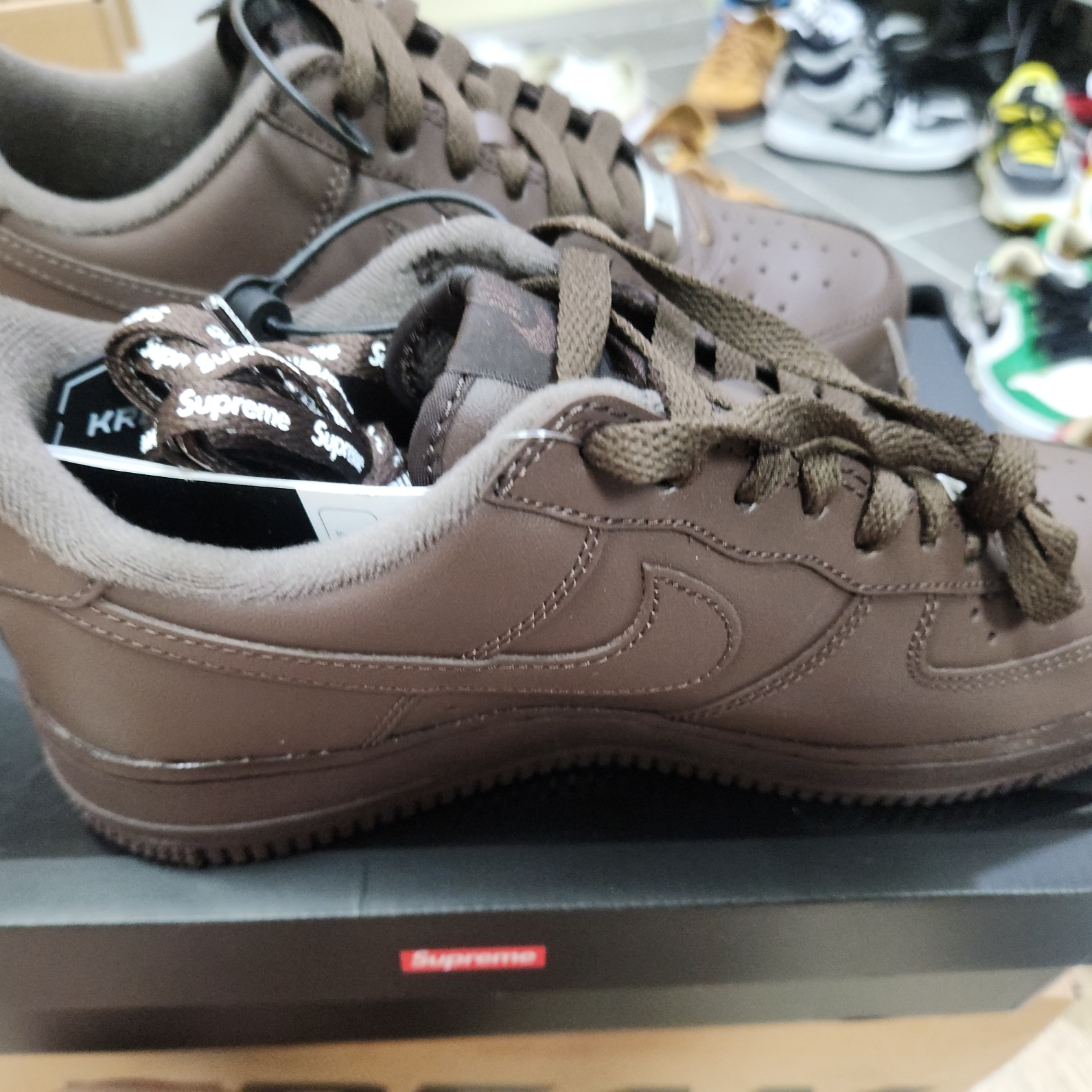 Nike x Supreme Air Force 1 Low Baroque Brown 착용 스타일 - 3