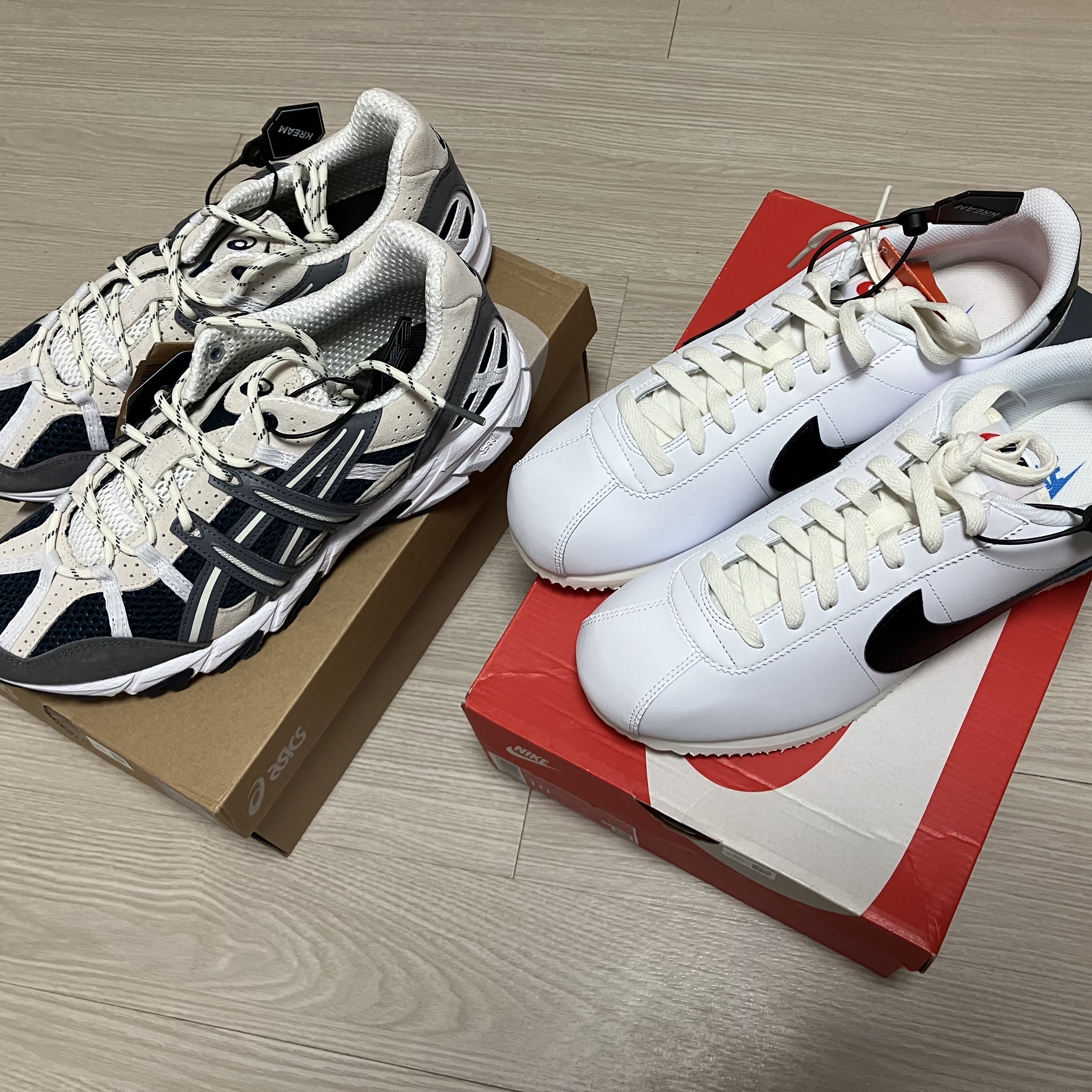 Nike Cortez White and Black, Asics Gel-Sonoma 15-50 French Blue 착용 스타일 - 1