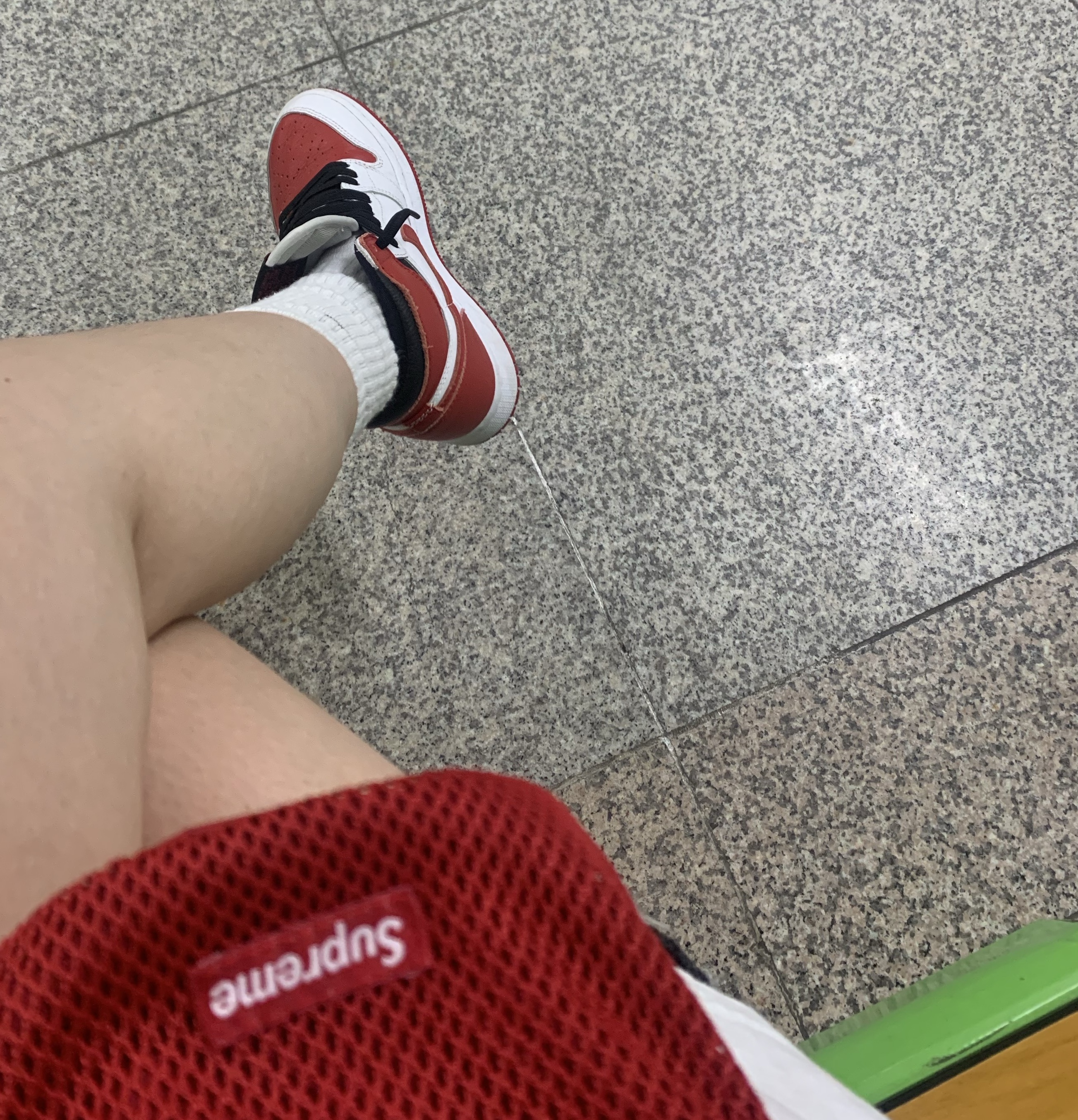 Supreme Small Cinch Pouch Red - 23FW, (GS) Jordan 1 Retro High OG Heritage 착용 스타일
