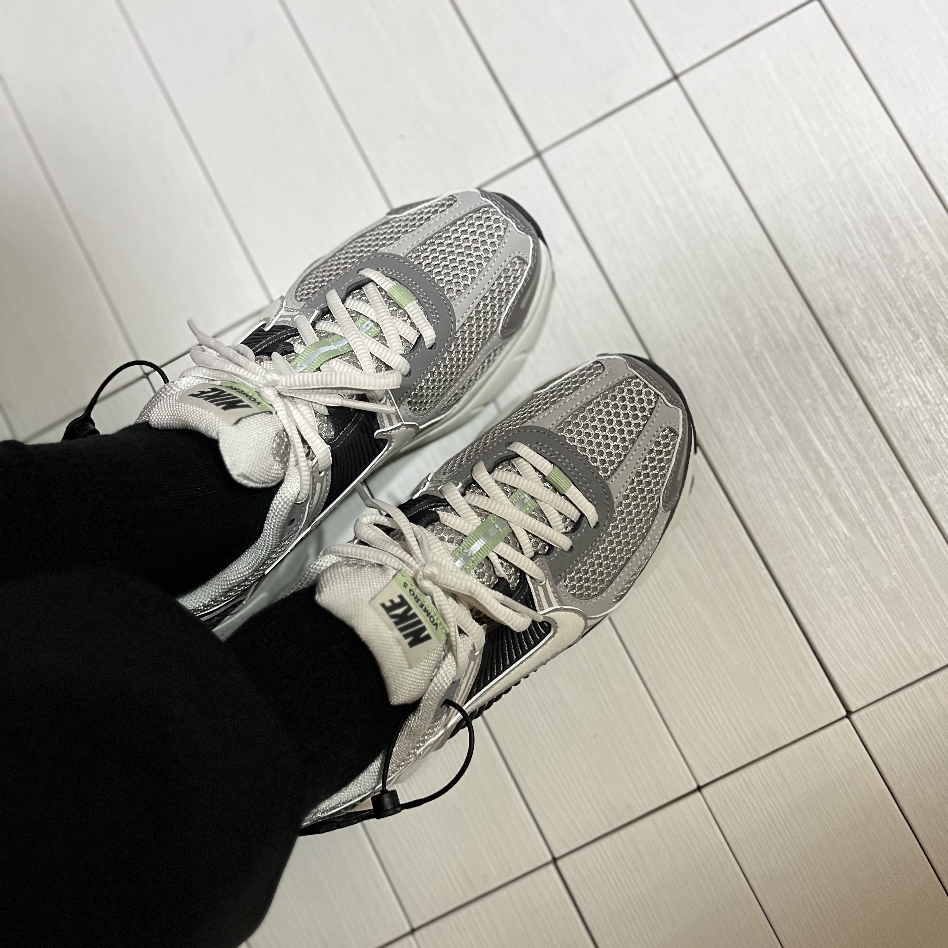 (W) Nike Zoom Vomero 5 Cobblestone and Flat Pewter 착용 스타일