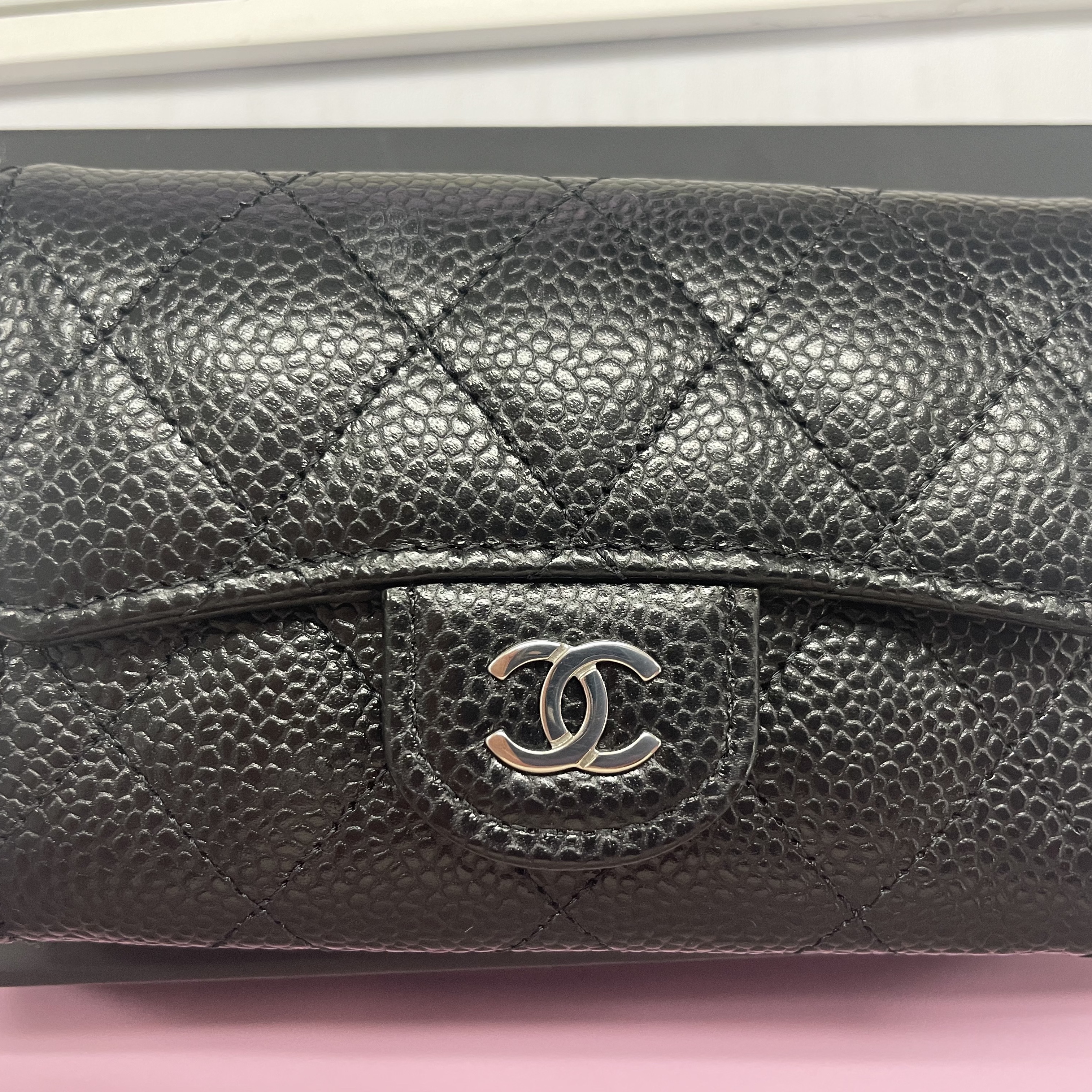 Chanel Classic Card Holder Grained Calfskin & Silver Black 착용 스타일