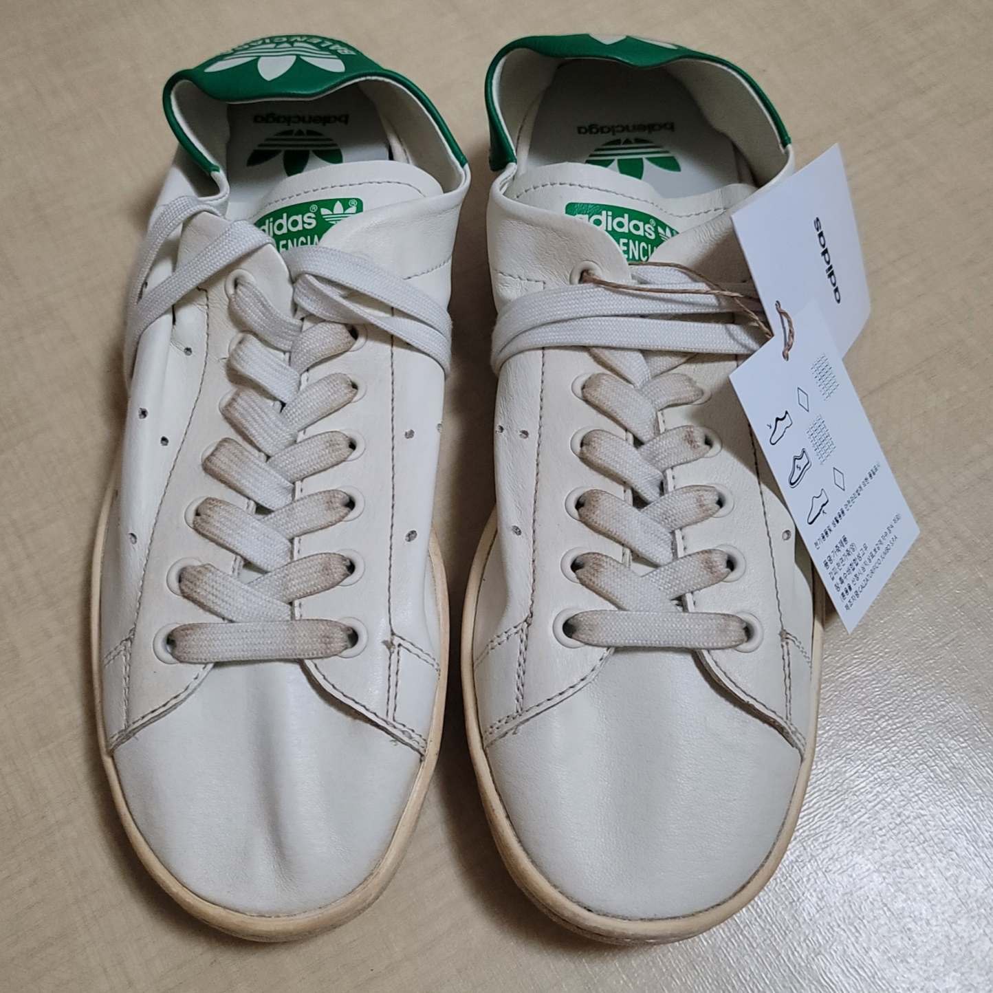 Balenciaga x Adidas Stan Smith Worn Out White Green 착용 스타일 - 3