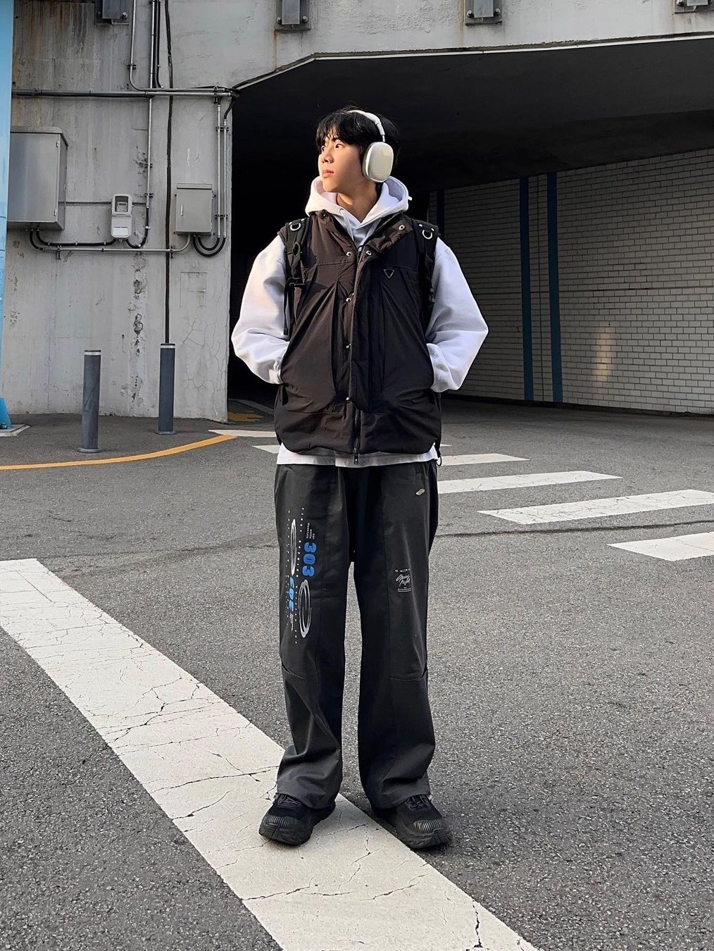 Opening Project 303 Stadium Pants Charcoal 착용 스타일 - 2