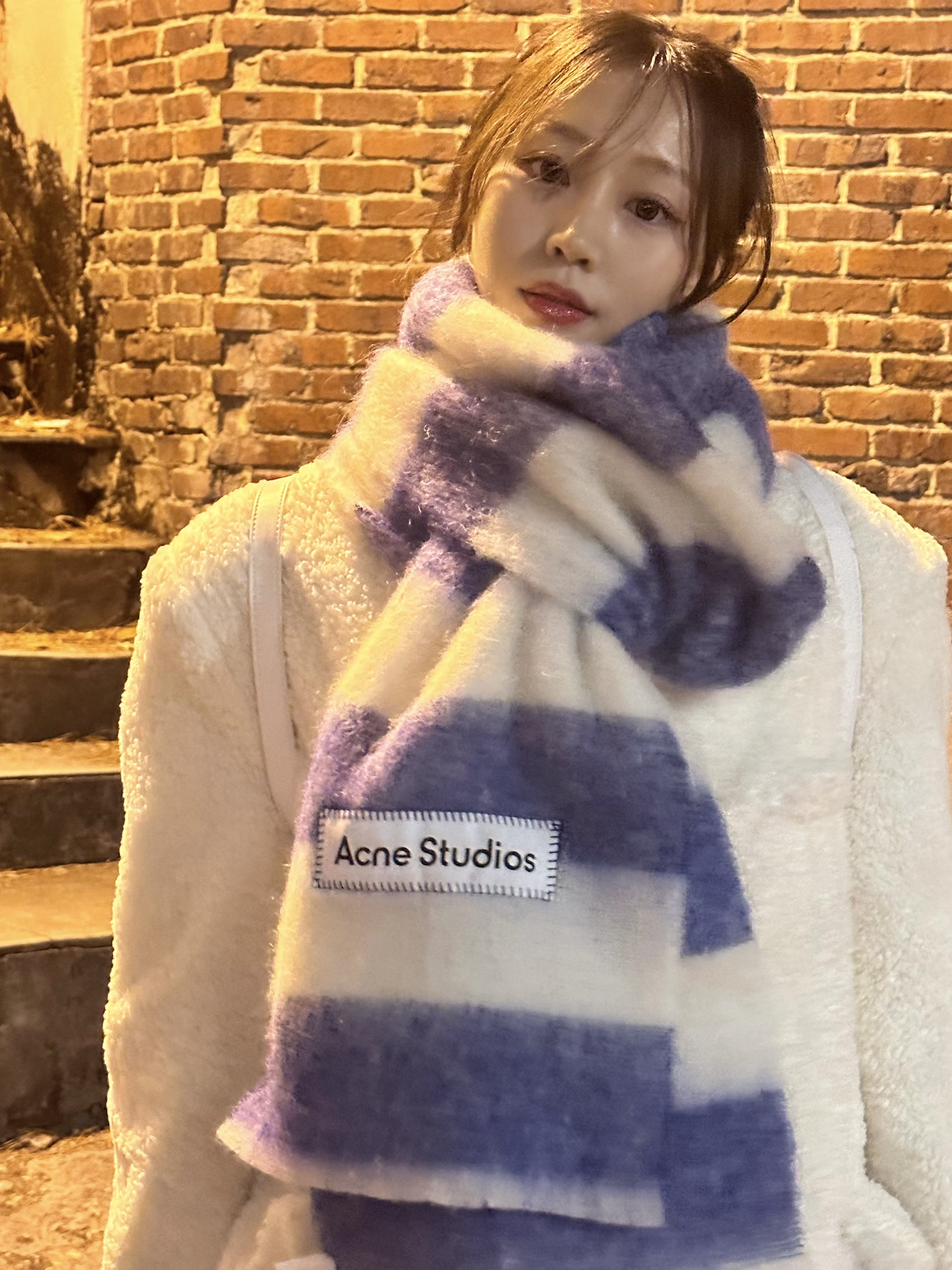 Acne Studios Vally Breton Muffler Blue White 착용 스타일 - 3