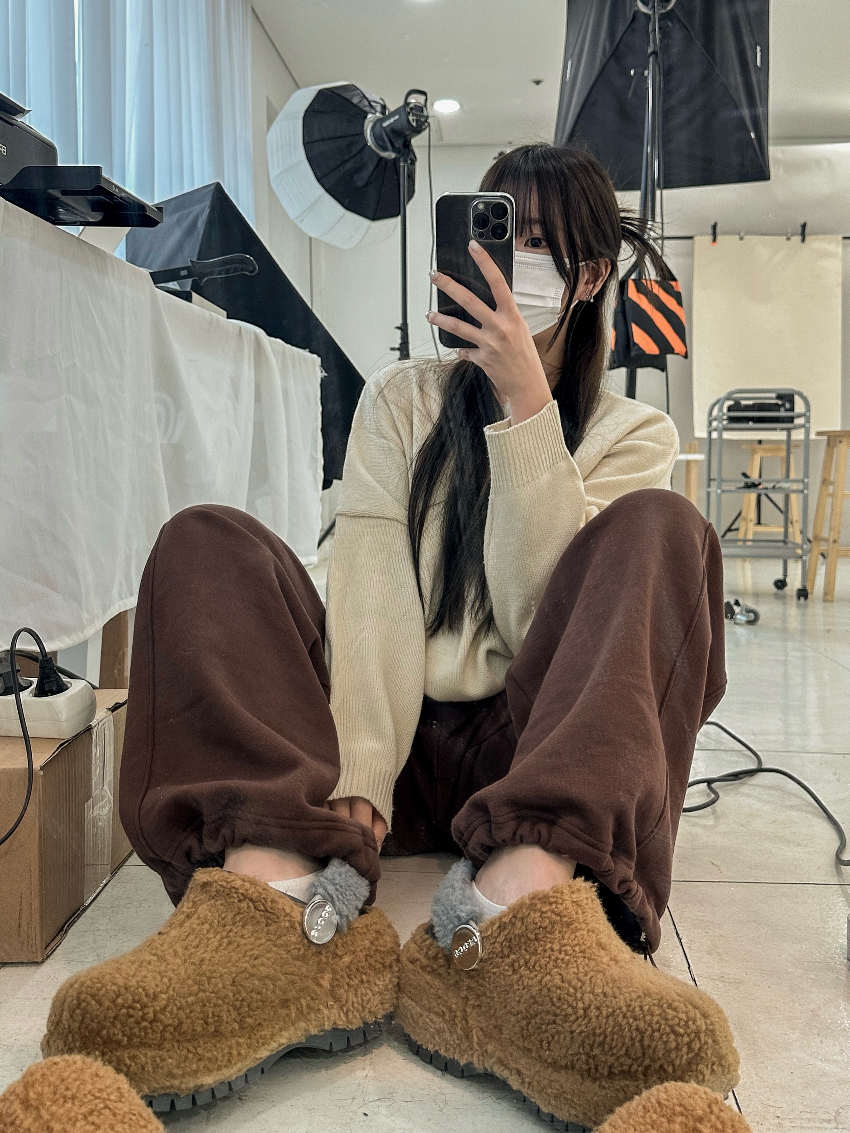 Crocs x Lil Nas X Mega Crush Clog Black Brown 착용 스타일 - 3