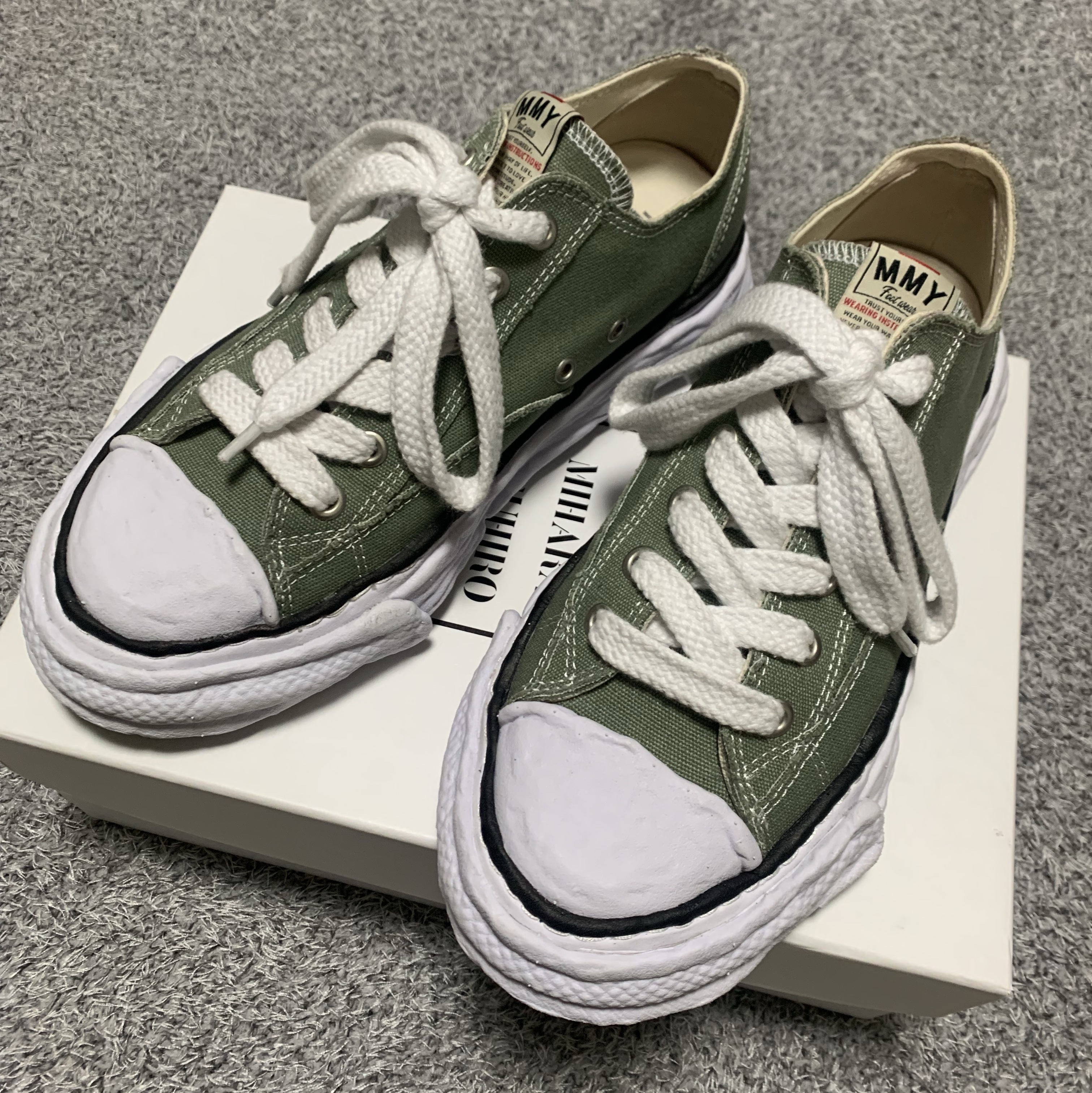 Maison Mihara Yasuhiro Peterson OG Sole OD Canvas Low-top Sneakers Red, Maison Mihara Yasuhiro Peterson OG Sole Over Dyed Low-top Sneakers Black 착용 스타일 - 2