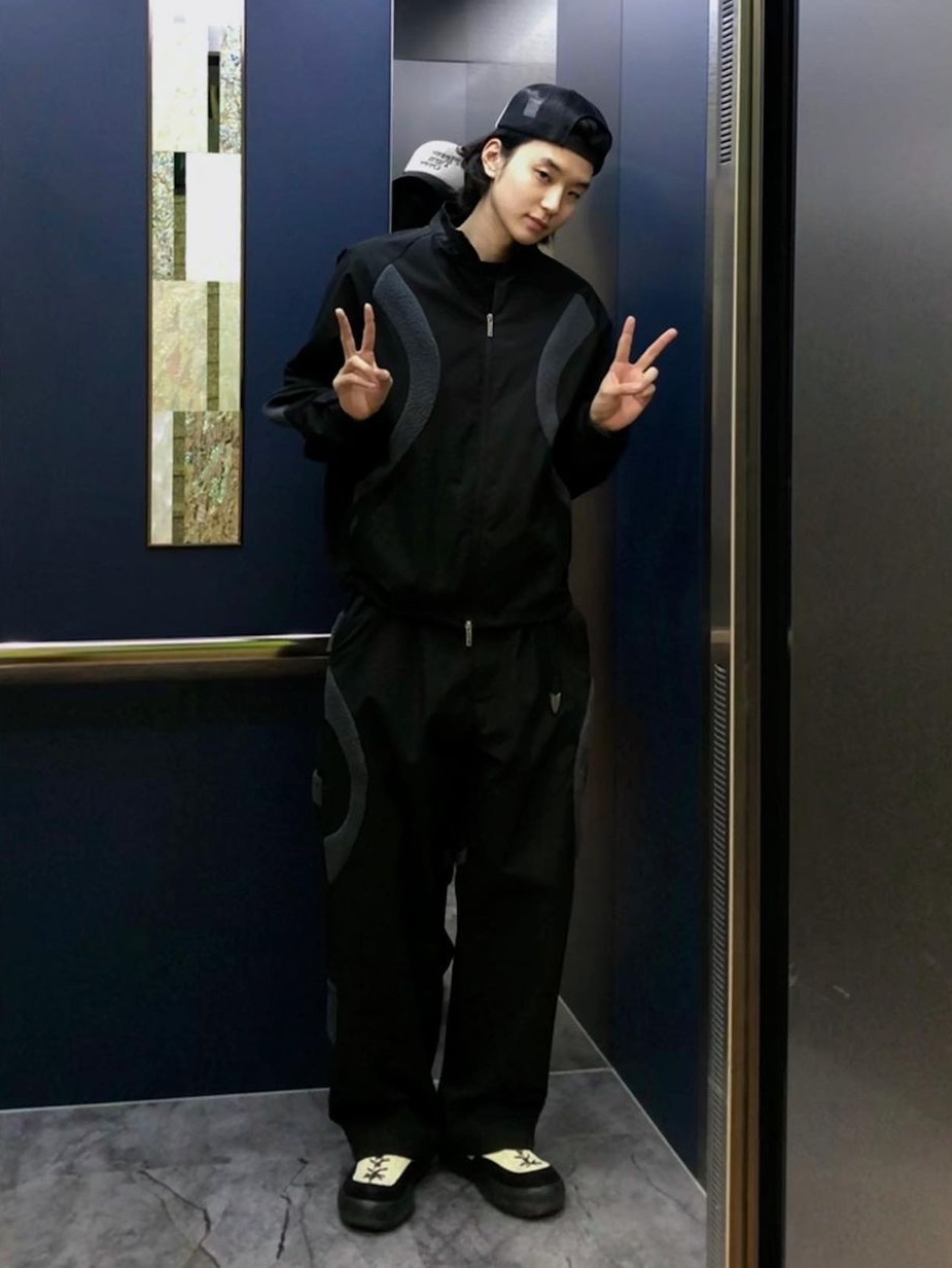 Opening Project Paneled Fleece Jacket Black, Opening Project Paneled Fleece Pants Black 착용 스타일 - 5