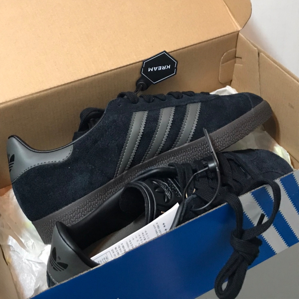 Adidas Gazelle Core Black Gold Metallic Gum 착용 스타일