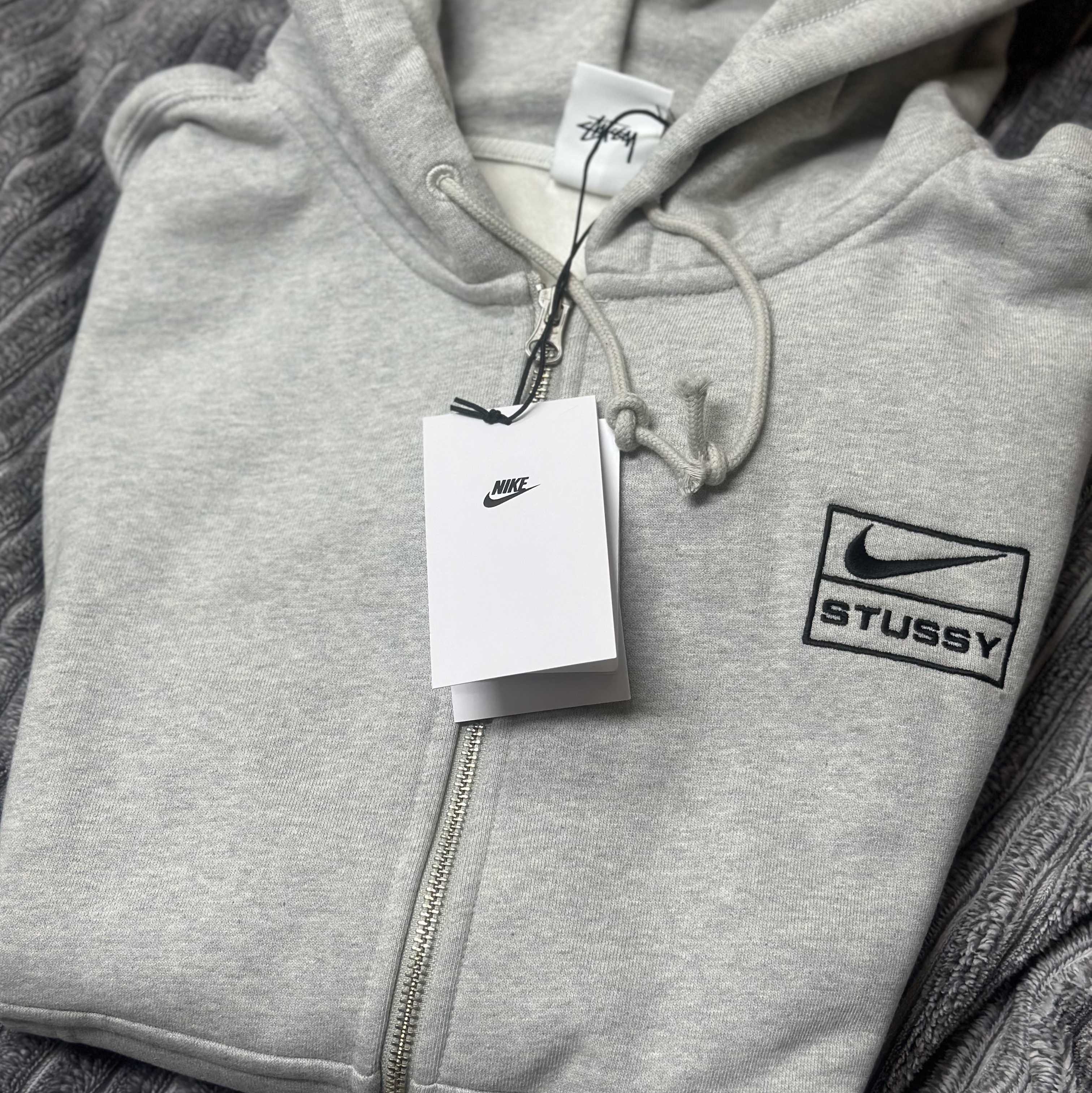 Nike x Stussy Full Zip Fleece Hoodie Grey Heather (FJ9181-050) 착용 스타일