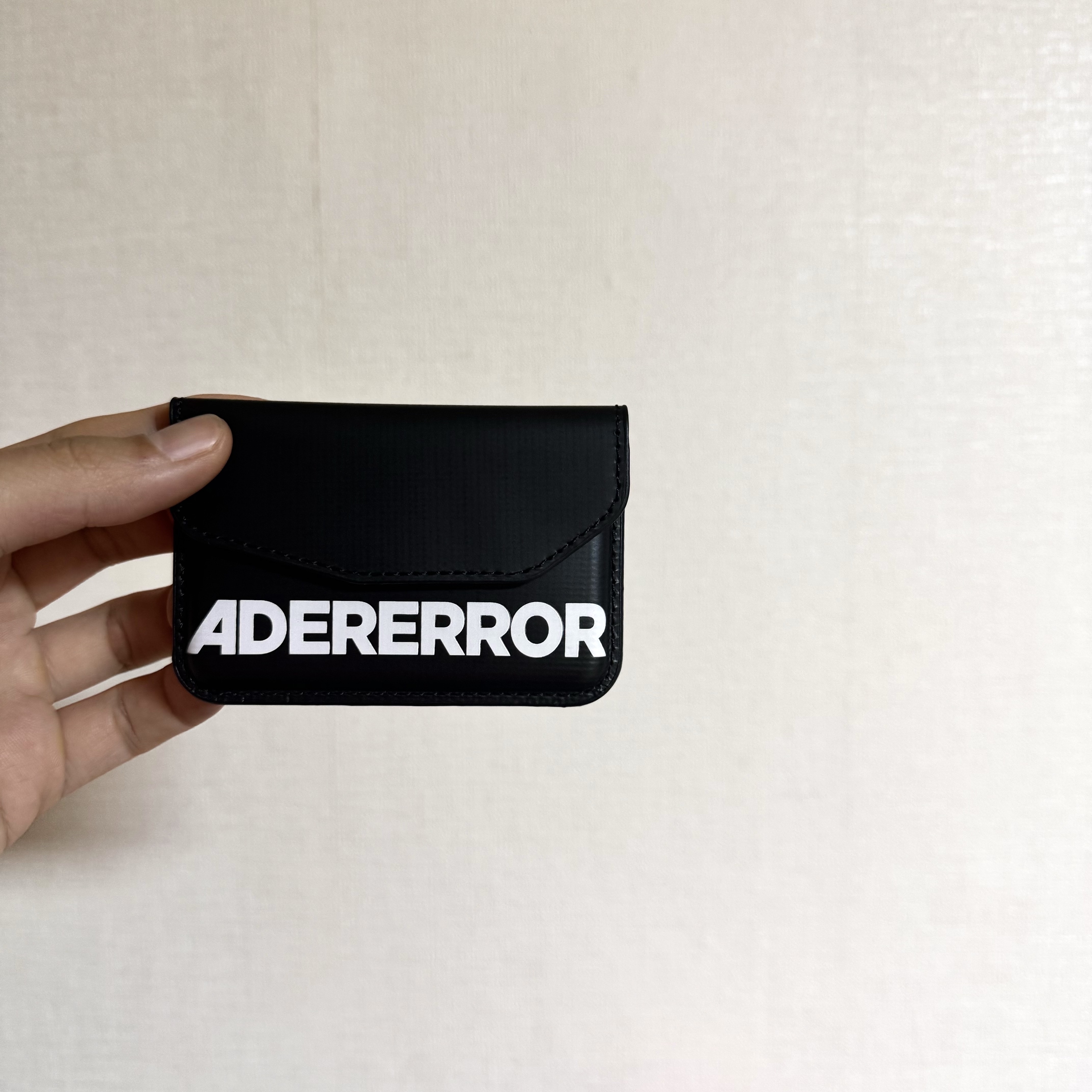 Ader Error Standic Magsafe Wallet Noir 착용 스타일