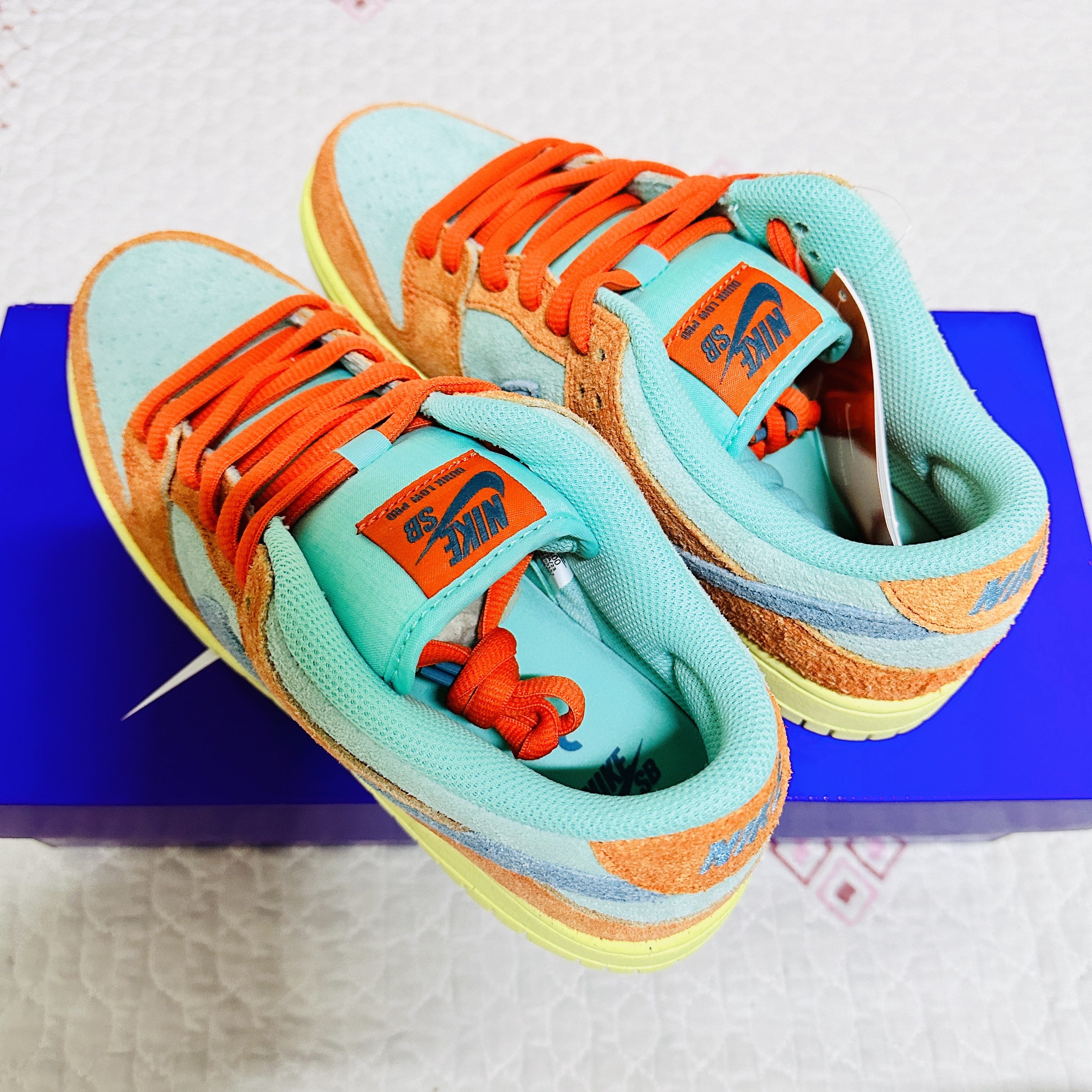 Nike SB Dunk Low Pro Premium Orange and Emerald Rise 착용 스타일 - 2