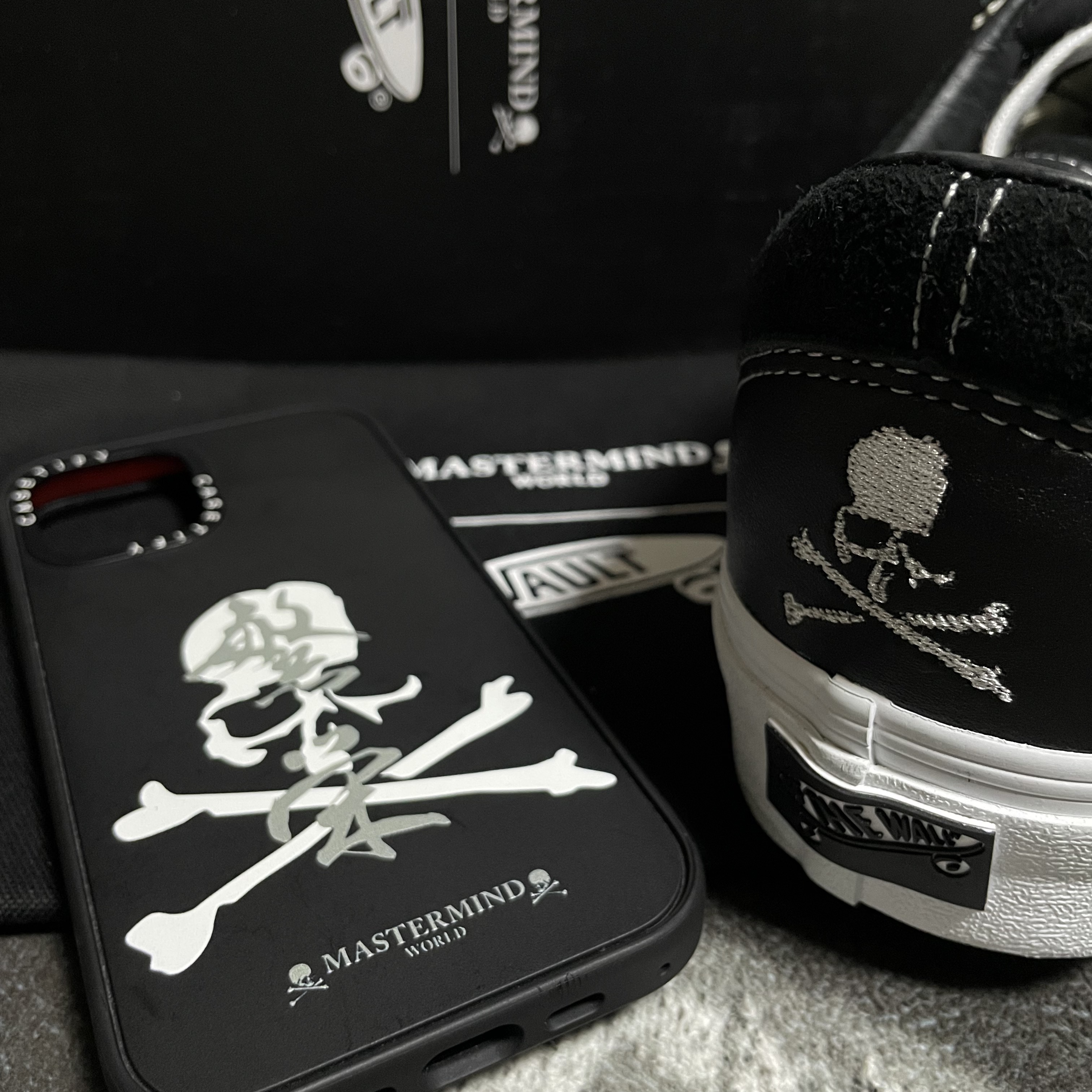 Vans Vault x Mastermind World Old Skool Bolt Black, Casetify x Mastermind World iPhone Mirror Skull Magsafe Mirror Case Silver Mirror Black Bumper 착용 스타일 - 4