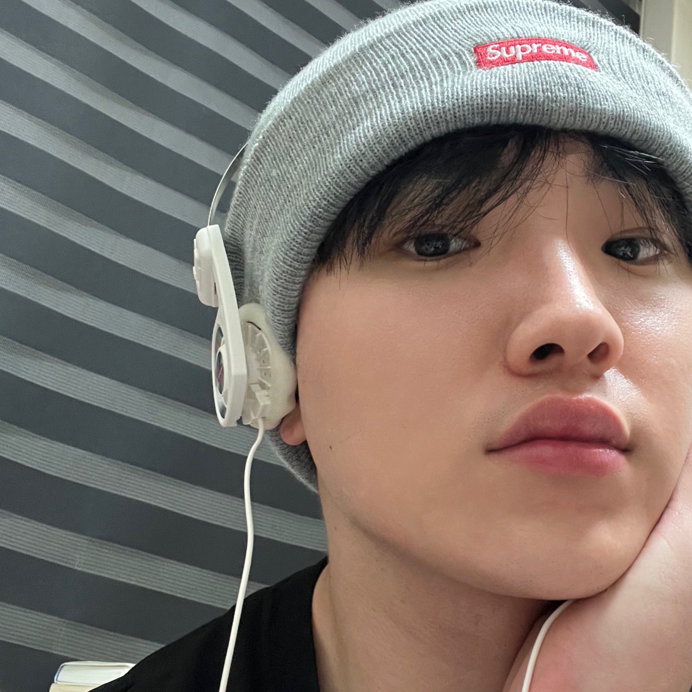 Supreme New Era Varsity Beanie Heather Grey - 23FW, Supreme x Koss Portapro Headphones White - 23FW 착용 스타일 - 3