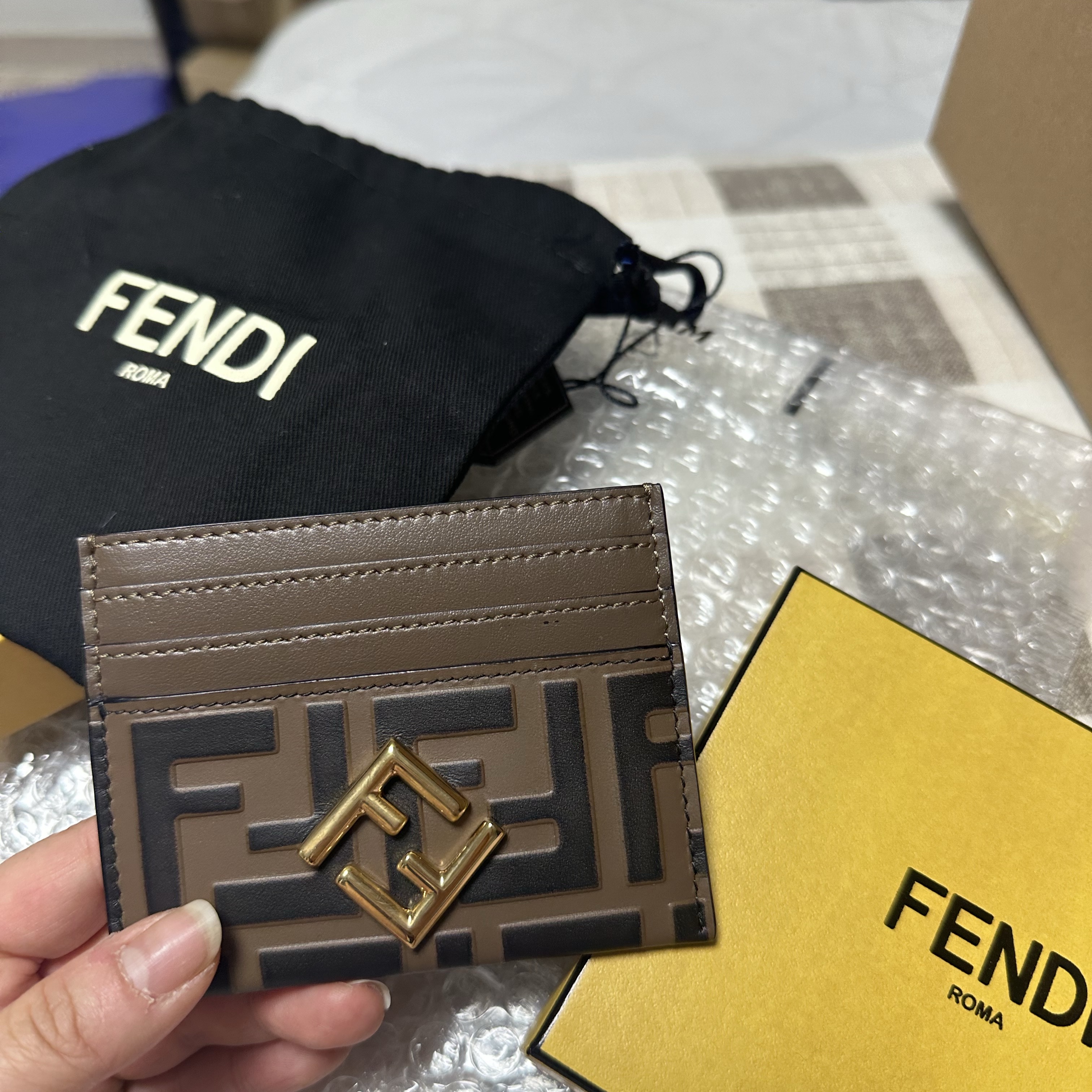 Fendi FF Diamonds Card Case Brown 착용 스타일