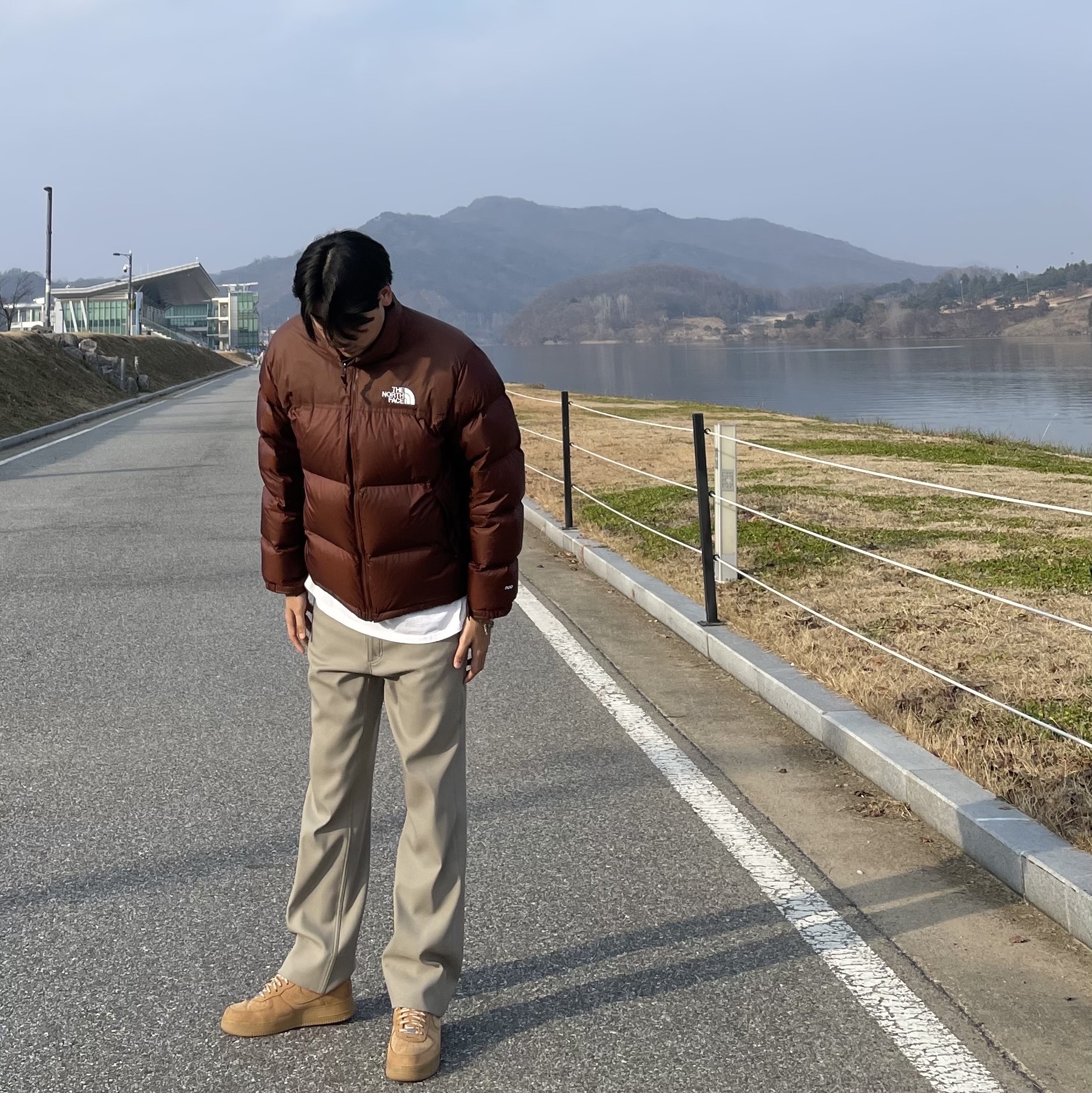 The North Face 1996 Retro Nuptse Jacket Dark Oak, Nike x Supreme Air Force 1 Low Flax 착용 스타일