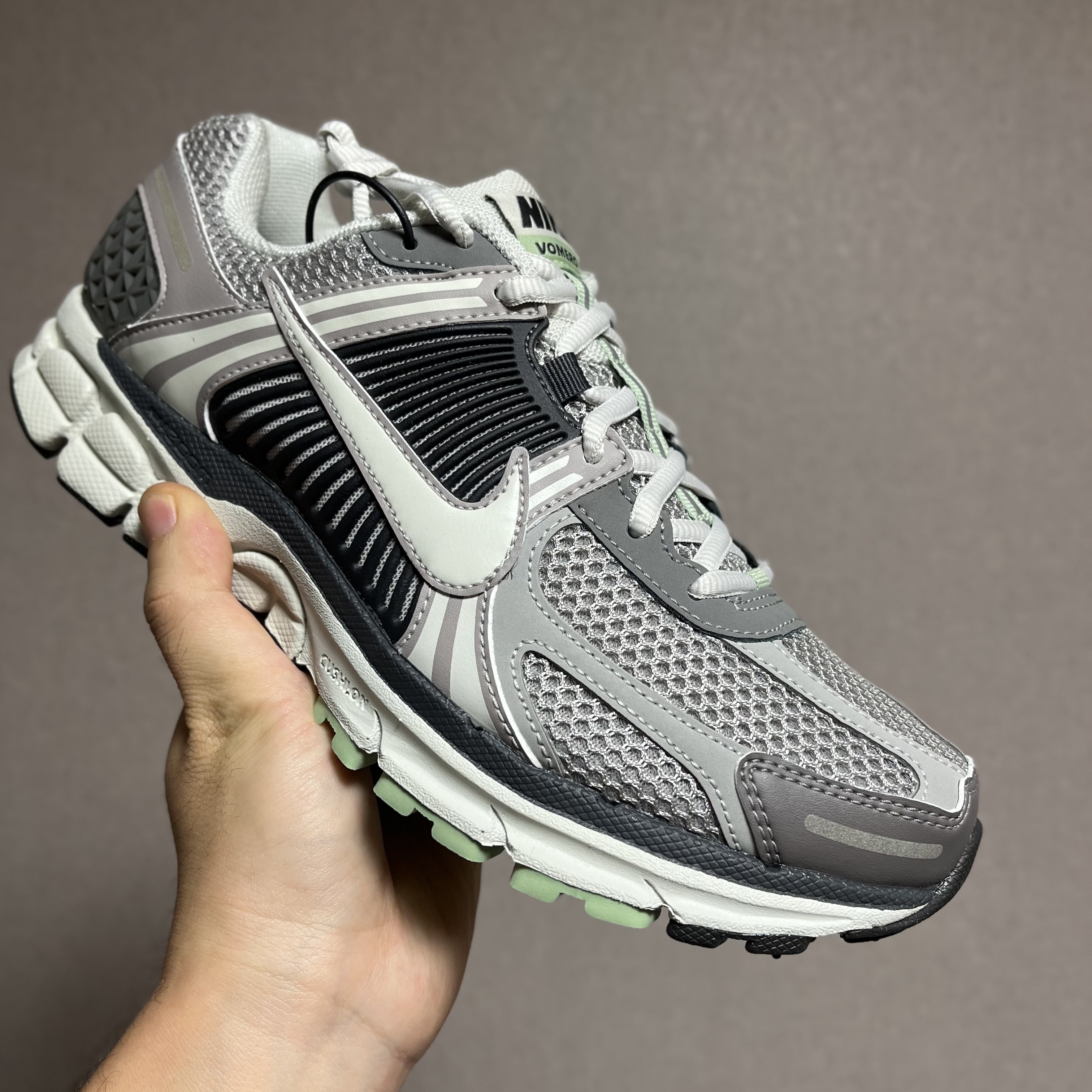(W) Nike Zoom Vomero 5 Cobblestone and Flat Pewter 착용 스타일