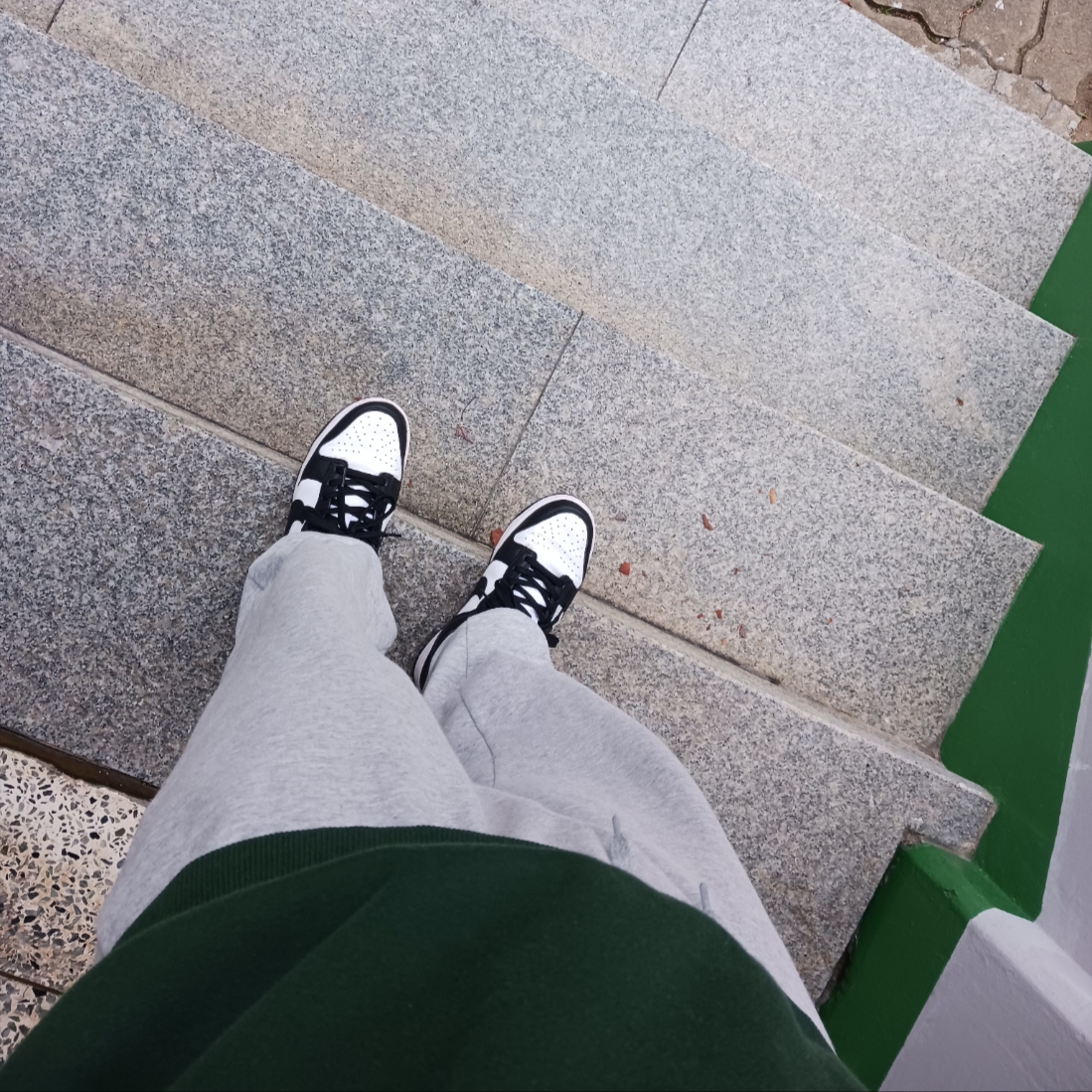 Nike Dunk Low Retro Black, Jordan 1 Retro Low OG Black Toe 착용 스타일 - 2
