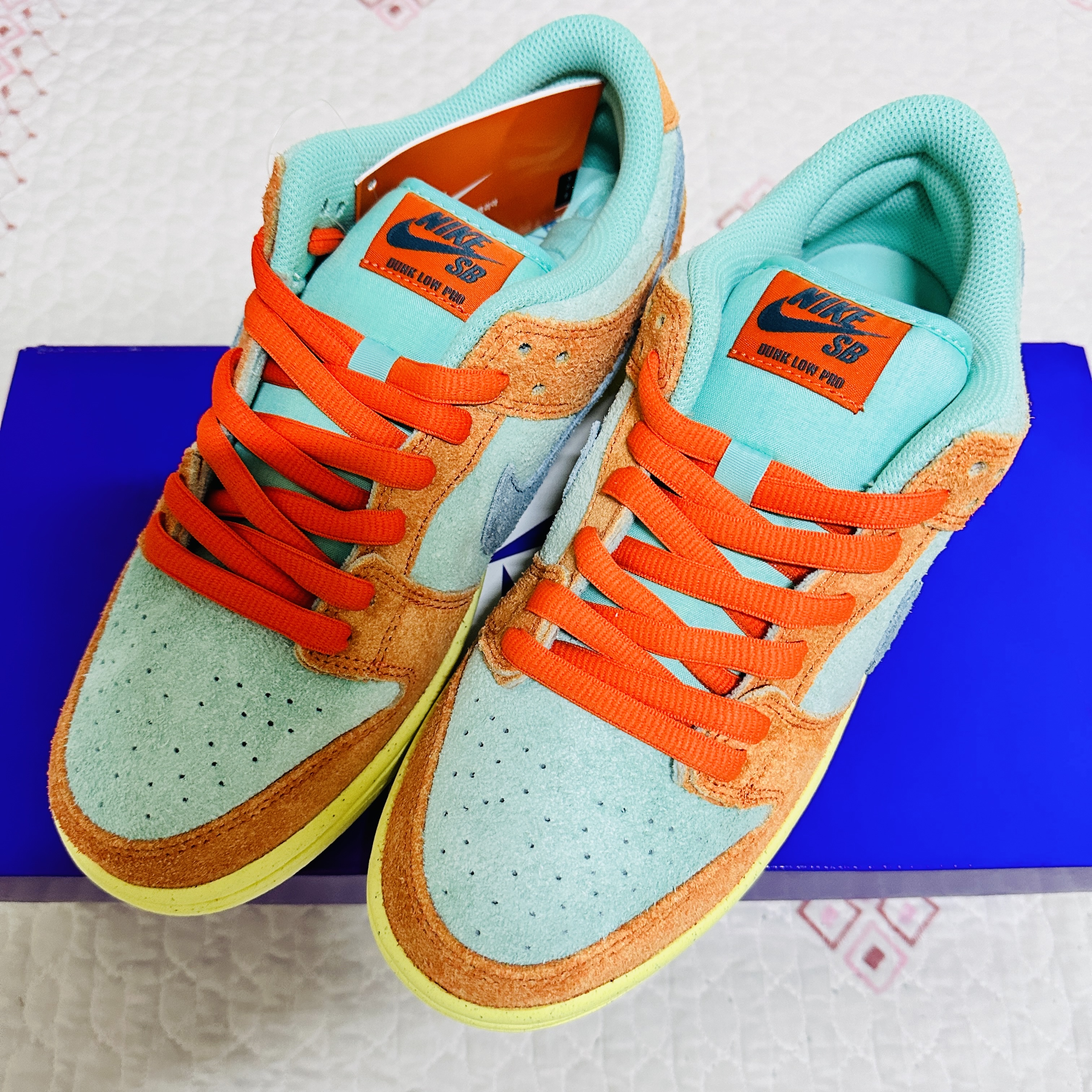 Nike SB Dunk Low Pro Premium Orange and Emerald Rise 착용 스타일 - 1