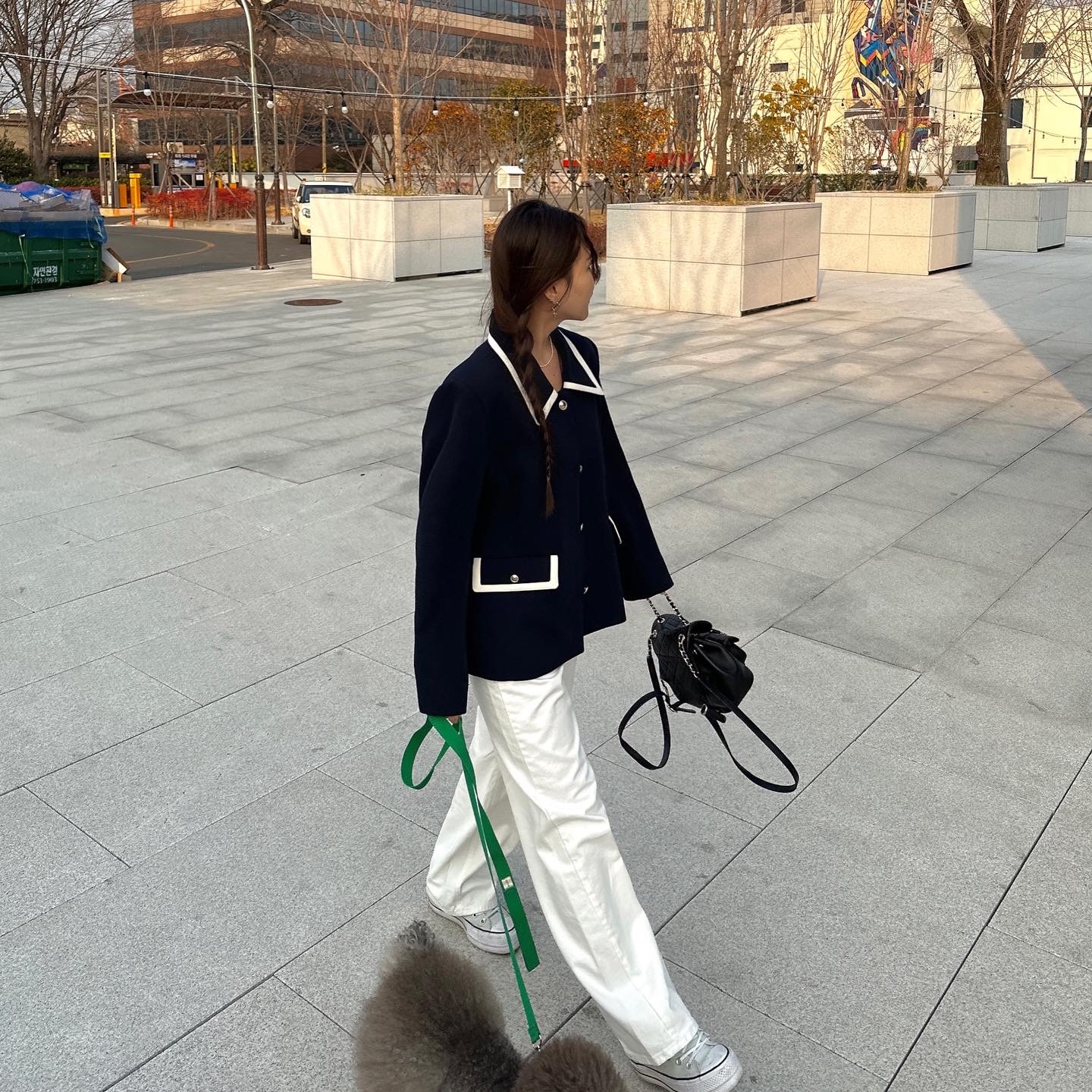 Chanel Small Backpack Lambskin & Gold Black 착용 스타일 - 2
