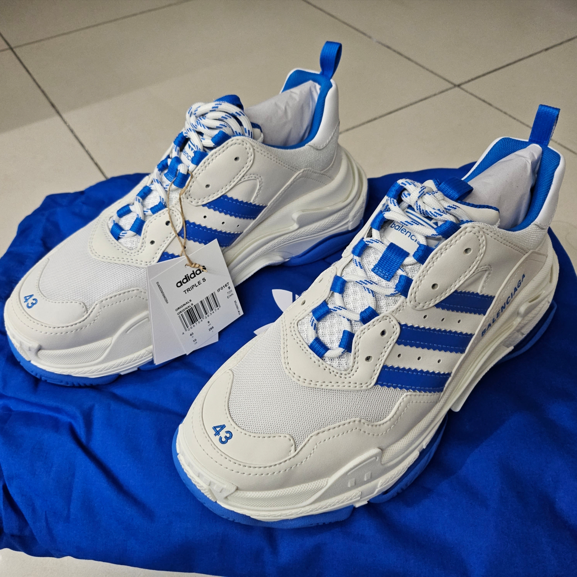 (W) Balenciaga x Adidas Triple S Sneakers White Blue 착용 스타일 - 3