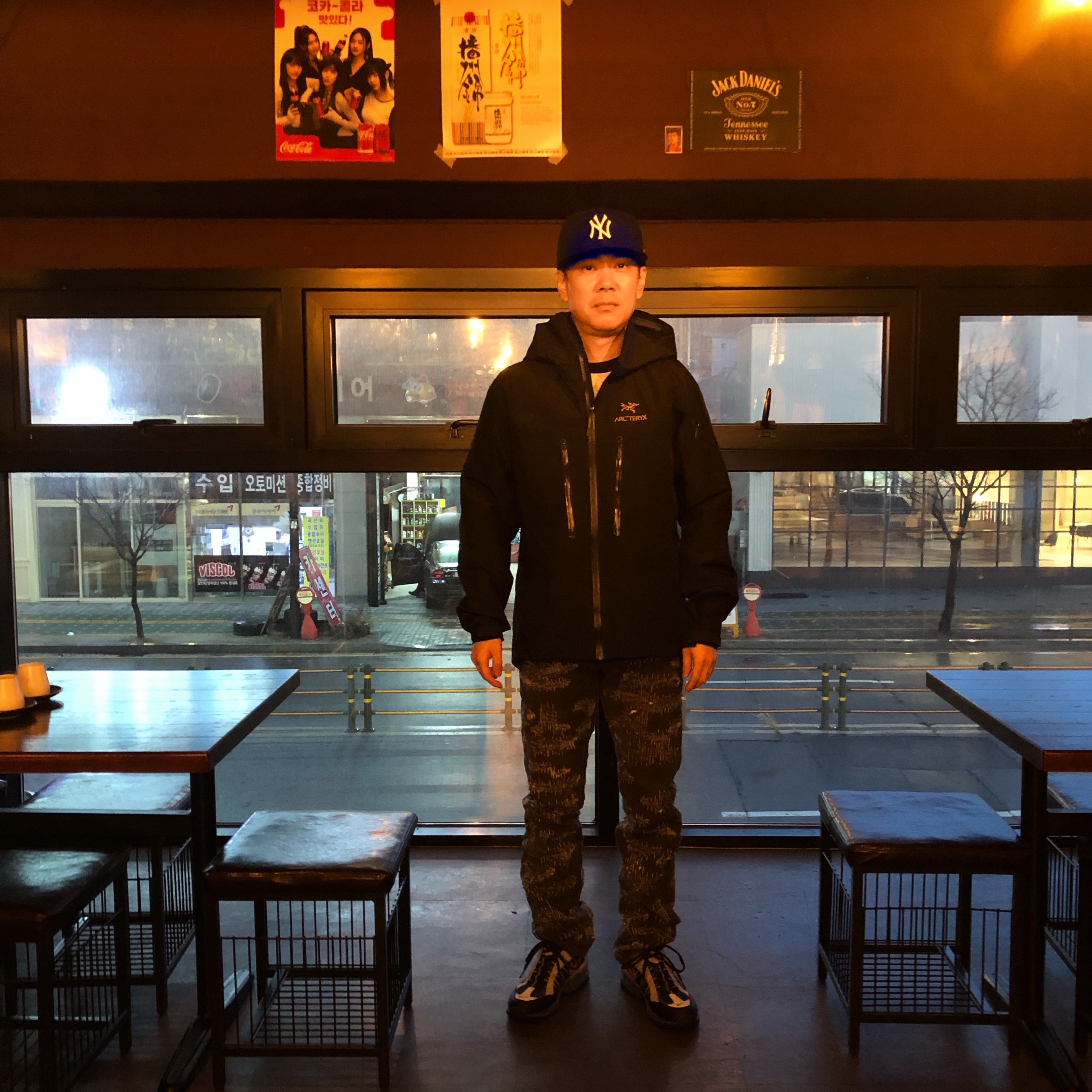 Arc'teryx Alpha SV Jacket 24K Black, Nike Air Humara Midnight Navy and Obsidian 착용 스타일