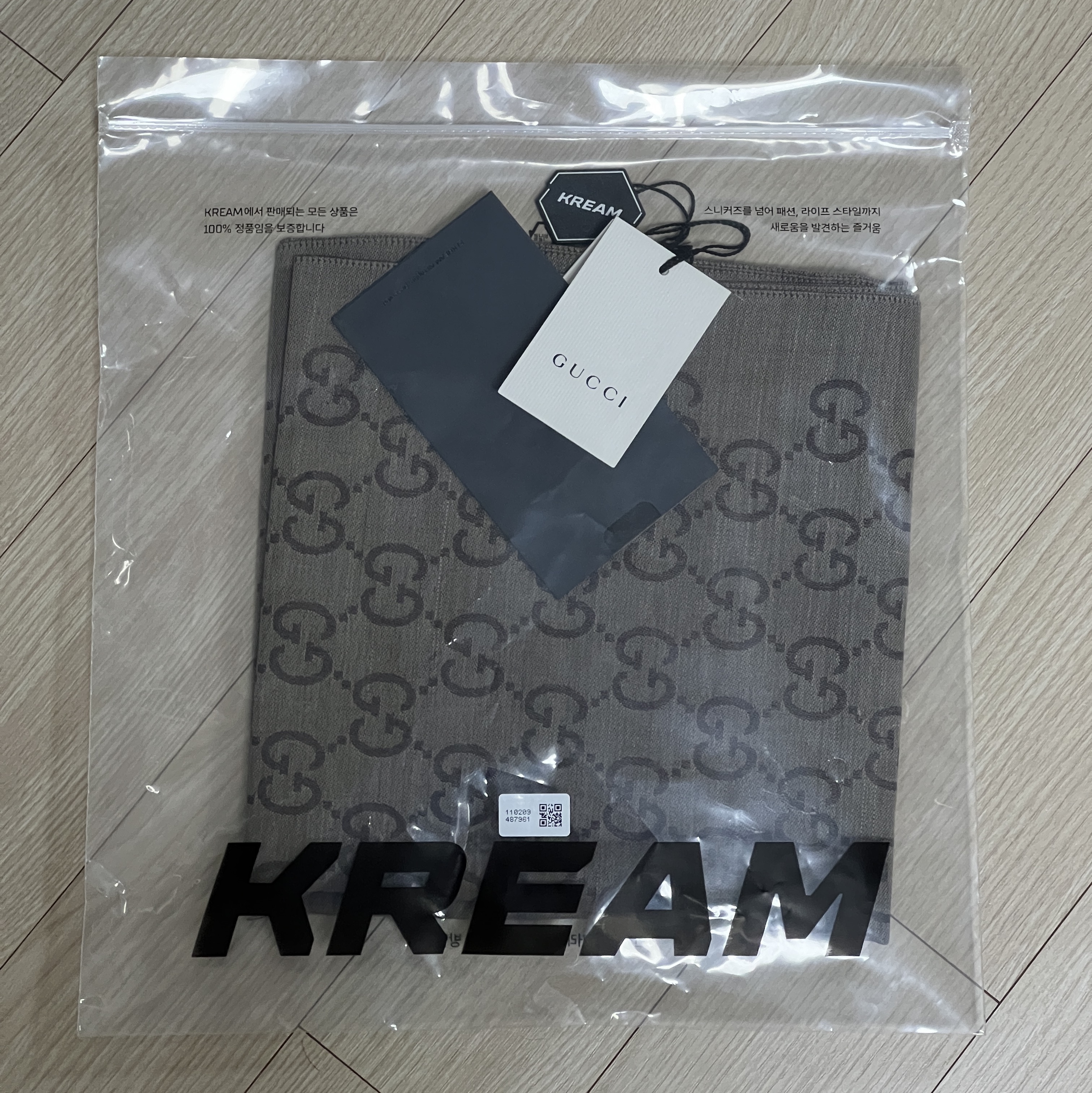(W) Gucci GG Wool Silk Jacquard Scarf Dark Brown 착용 스타일