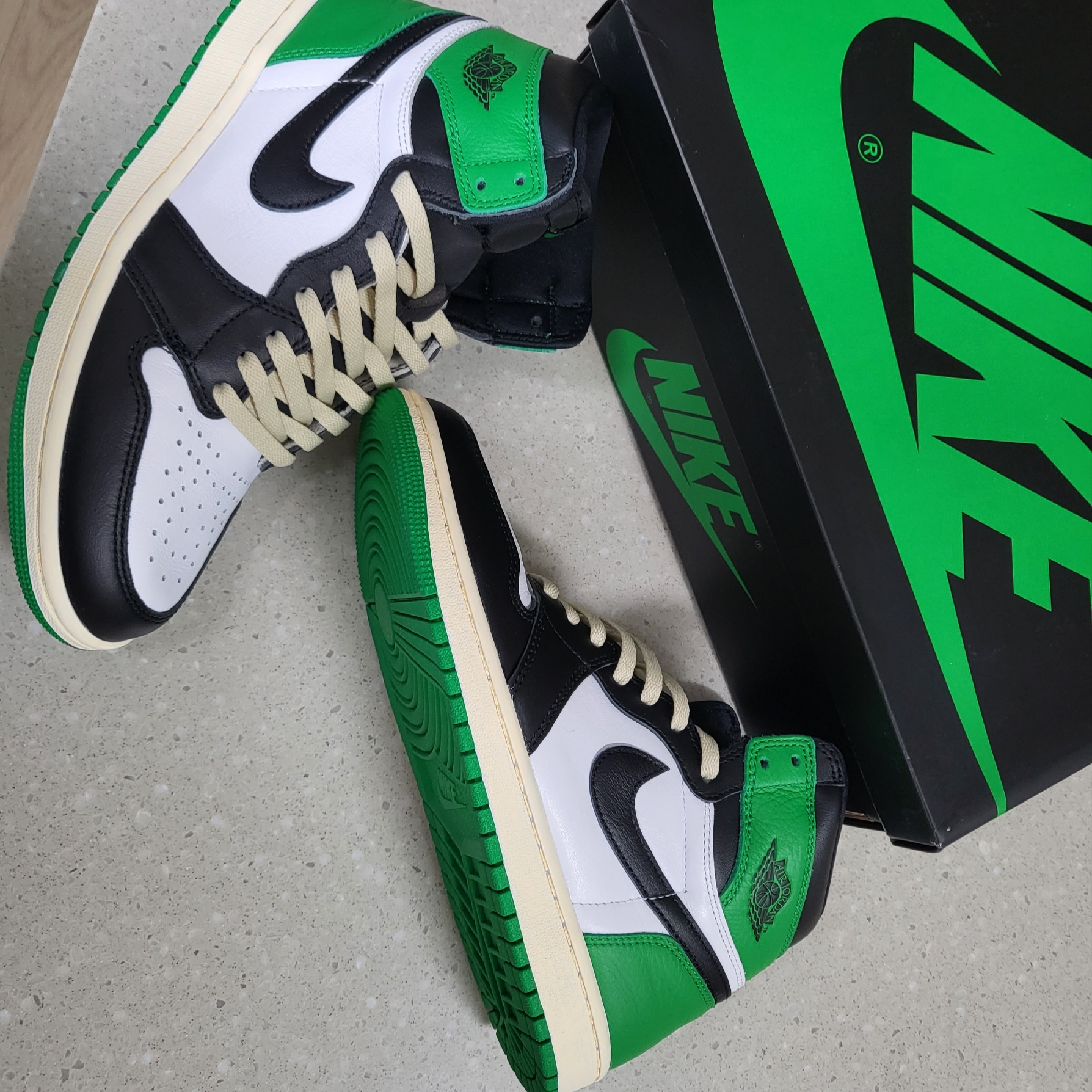 Jordan 1 Retro High OG Black and Lucky Green 착용 스타일 - 2