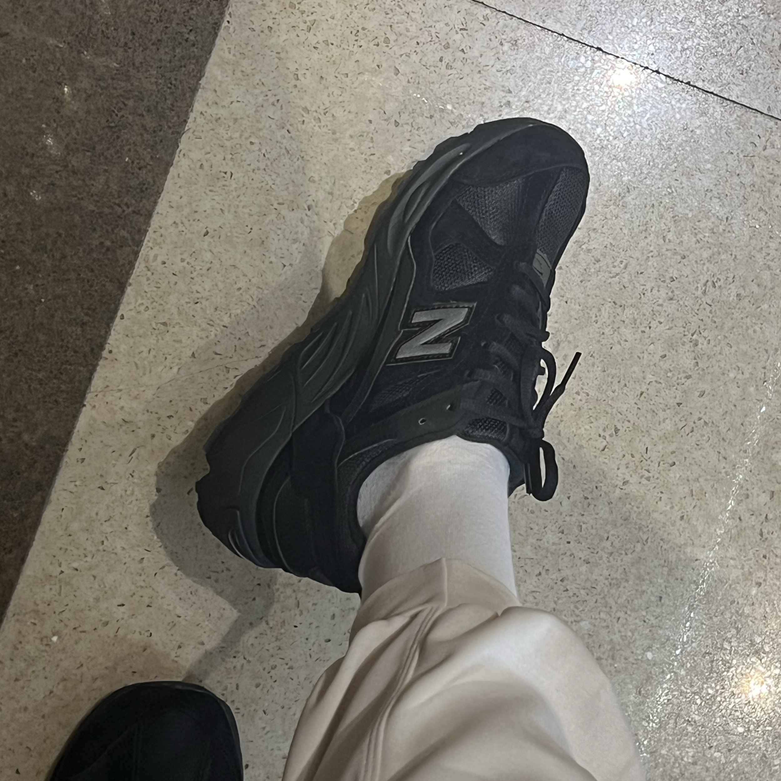 New Balance 878 Triple Black 착용 스타일 - 1