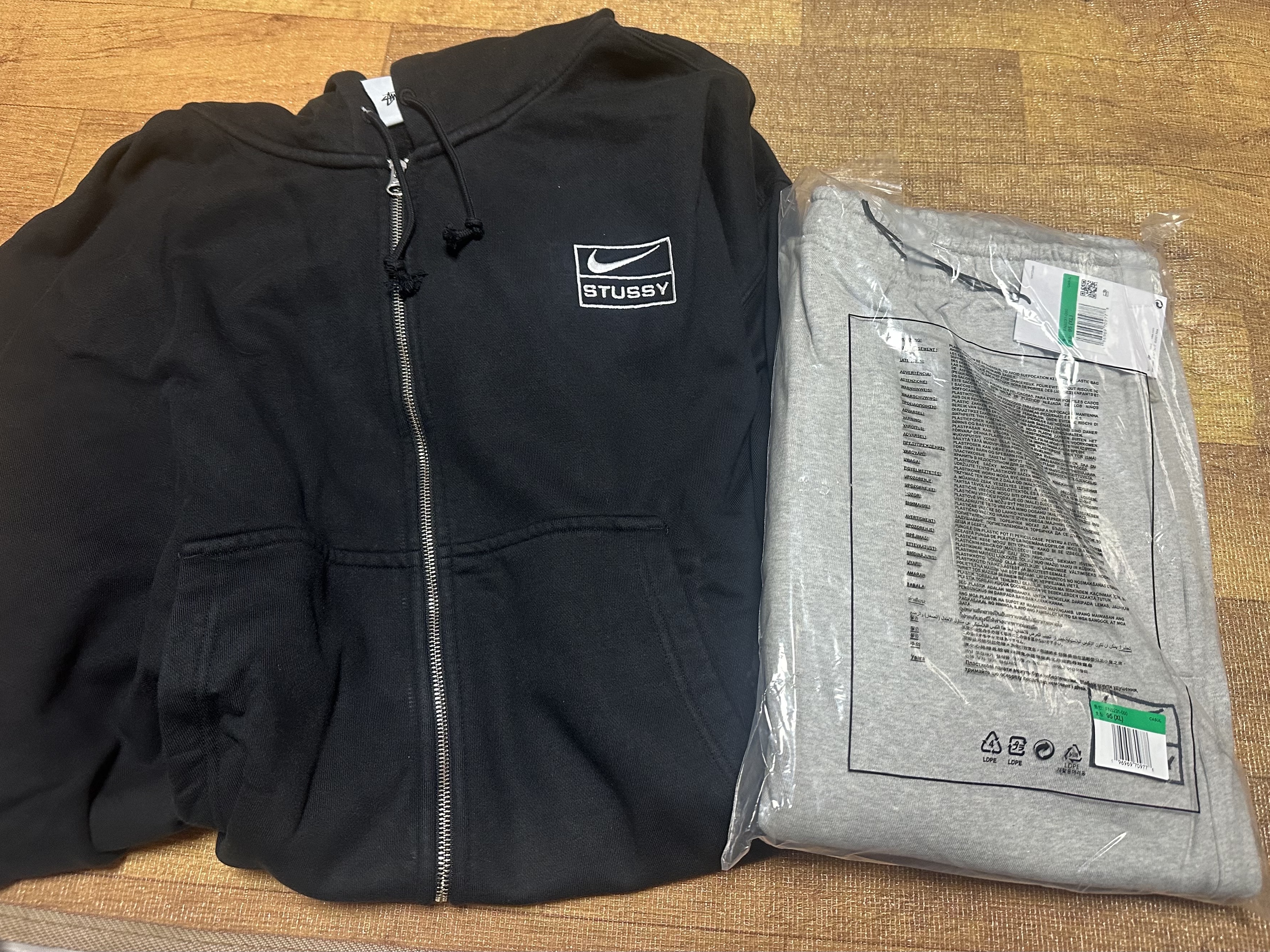 Nike x Stussy Full Zip Washed Fleece Hoodie Black (FJ9175-010), Nike x Stussy Fleece Pants Grey Heather (FN5231-050) 착용 스타일