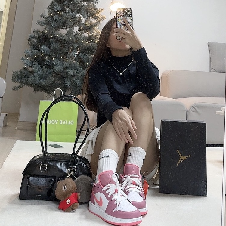 (GS) Jordan 1 Low Desert Berry 착용 스타일 - 1