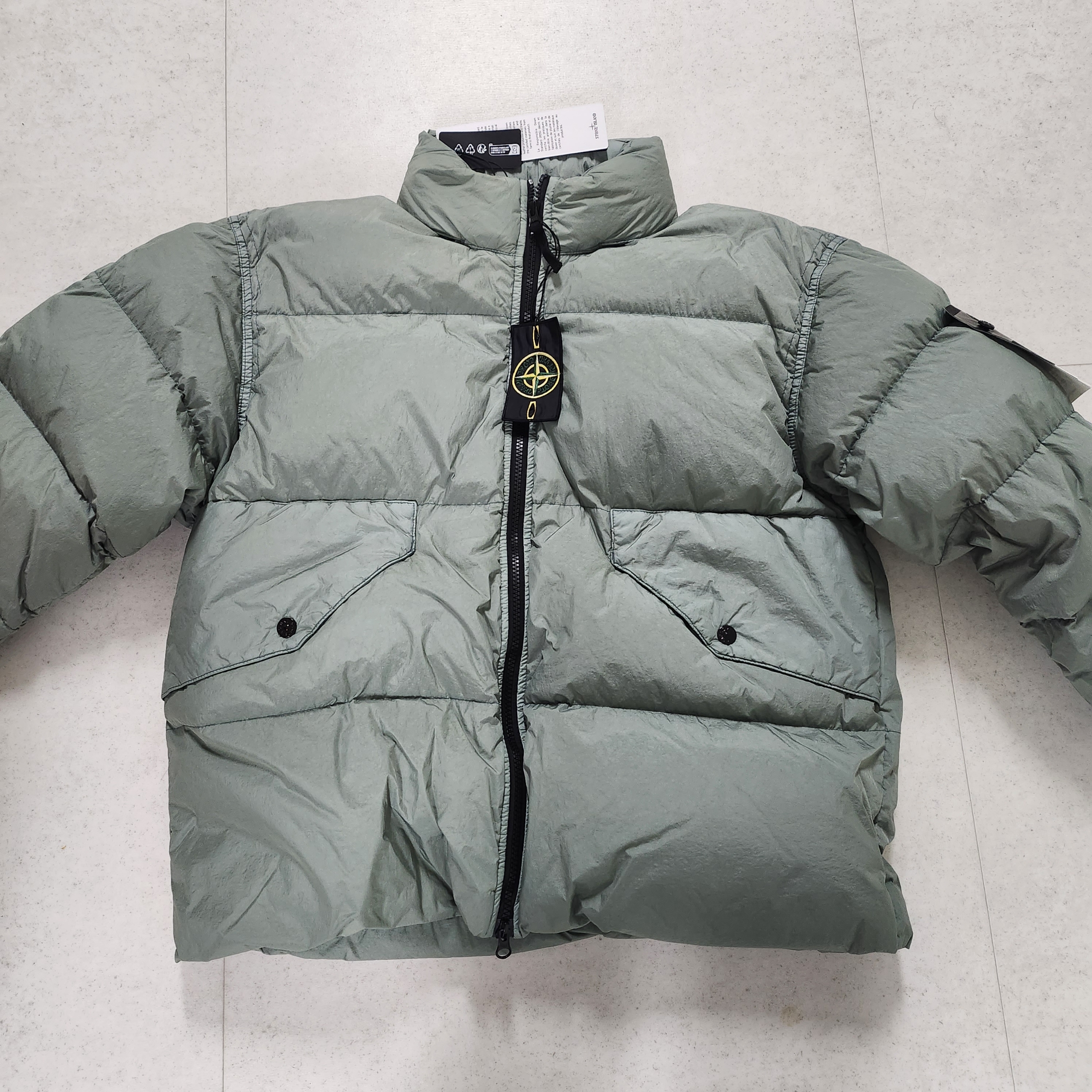 Stone Island 40623 Garment Dyed Crinkle Reps Recycled Nylon Down Jacket Sage Green - 23FW 착용 스타일
