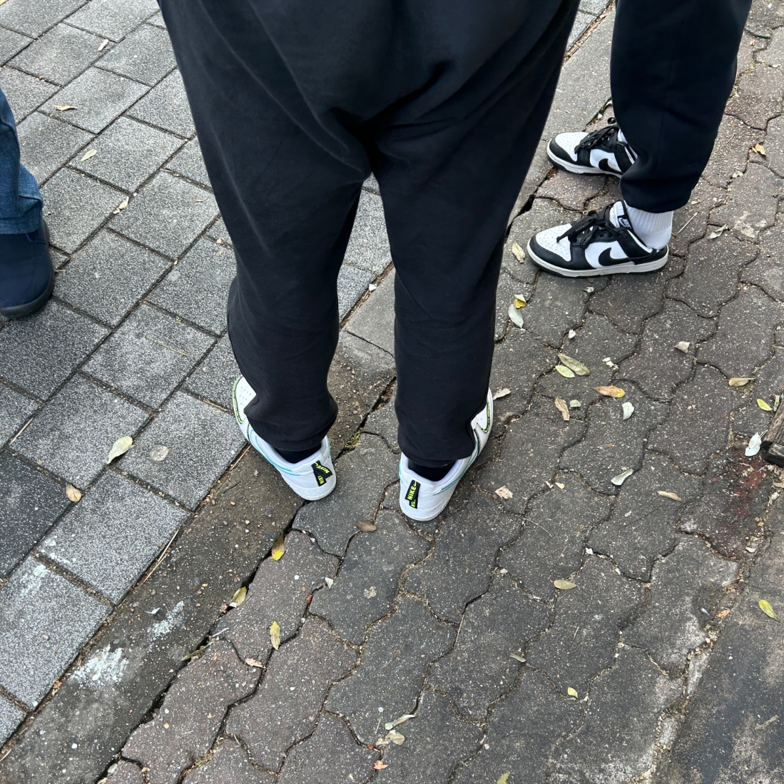 Nike Dunk Low Retro Black, Jordan 1 Retro Low OG Black Toe 착용 스타일 - 1
