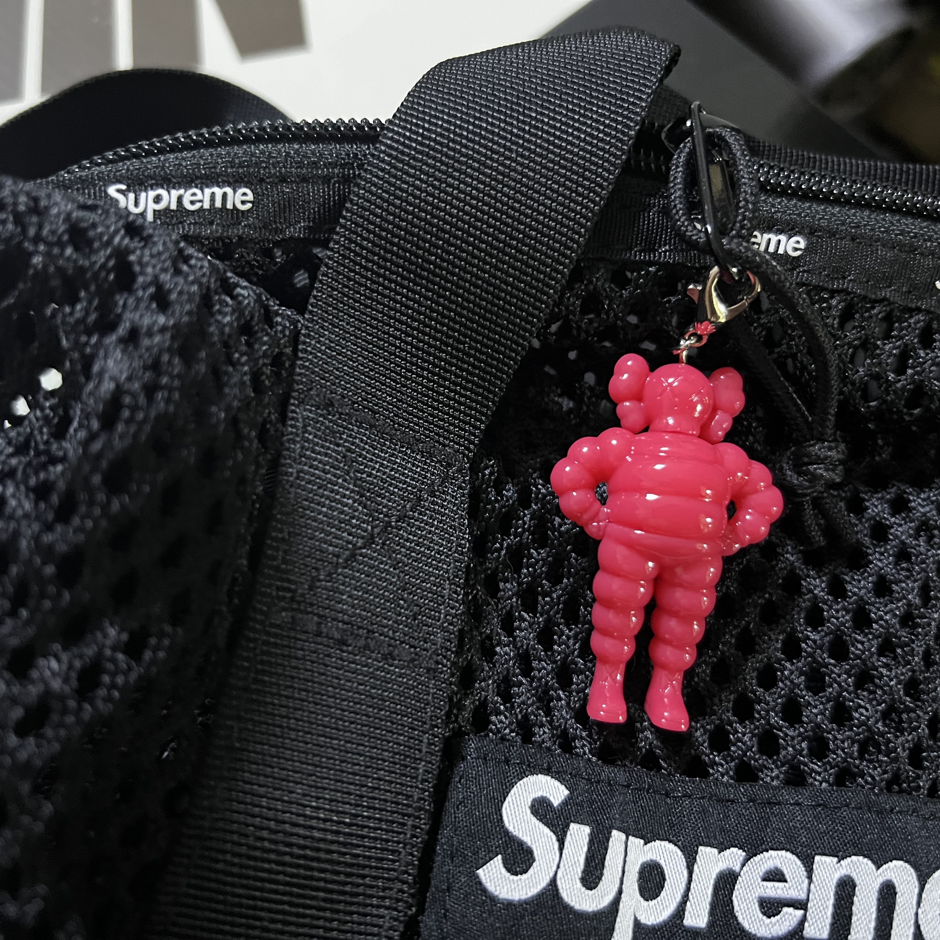 Supreme Mesh Mini Duffle Bag Black - 23SS 착용 스타일 - 2