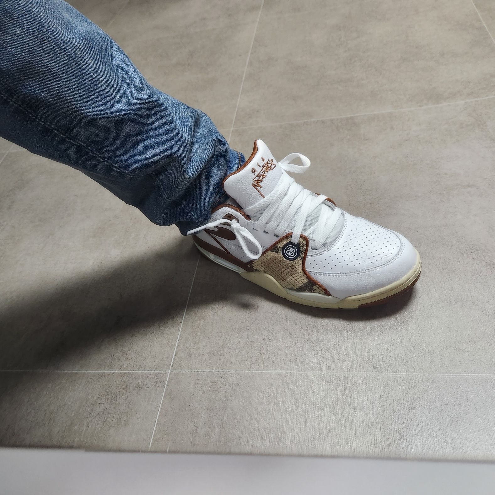 Nike x Stussy Air Flight 89 Low White and Pecan 착용 스타일 - 1