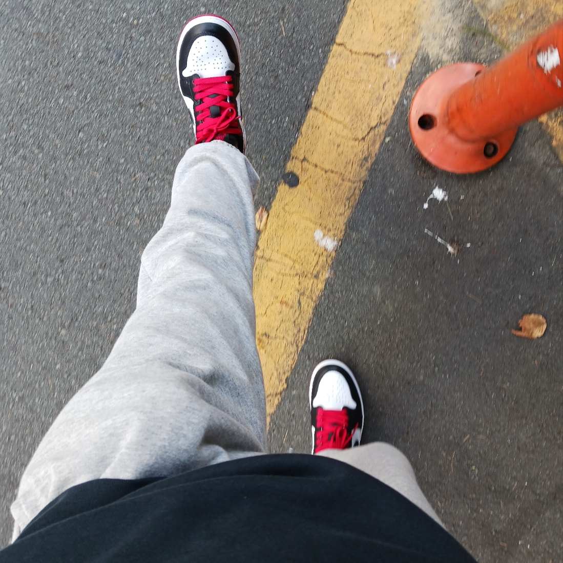 Nike Dunk Low Retro Black, Jordan 1 Retro Low OG Black Toe 착용 스타일 - 3