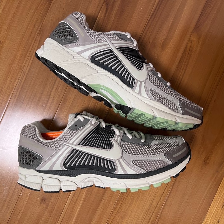 (W) Nike Zoom Vomero 5 Cobblestone and Flat Pewter 착용 스타일