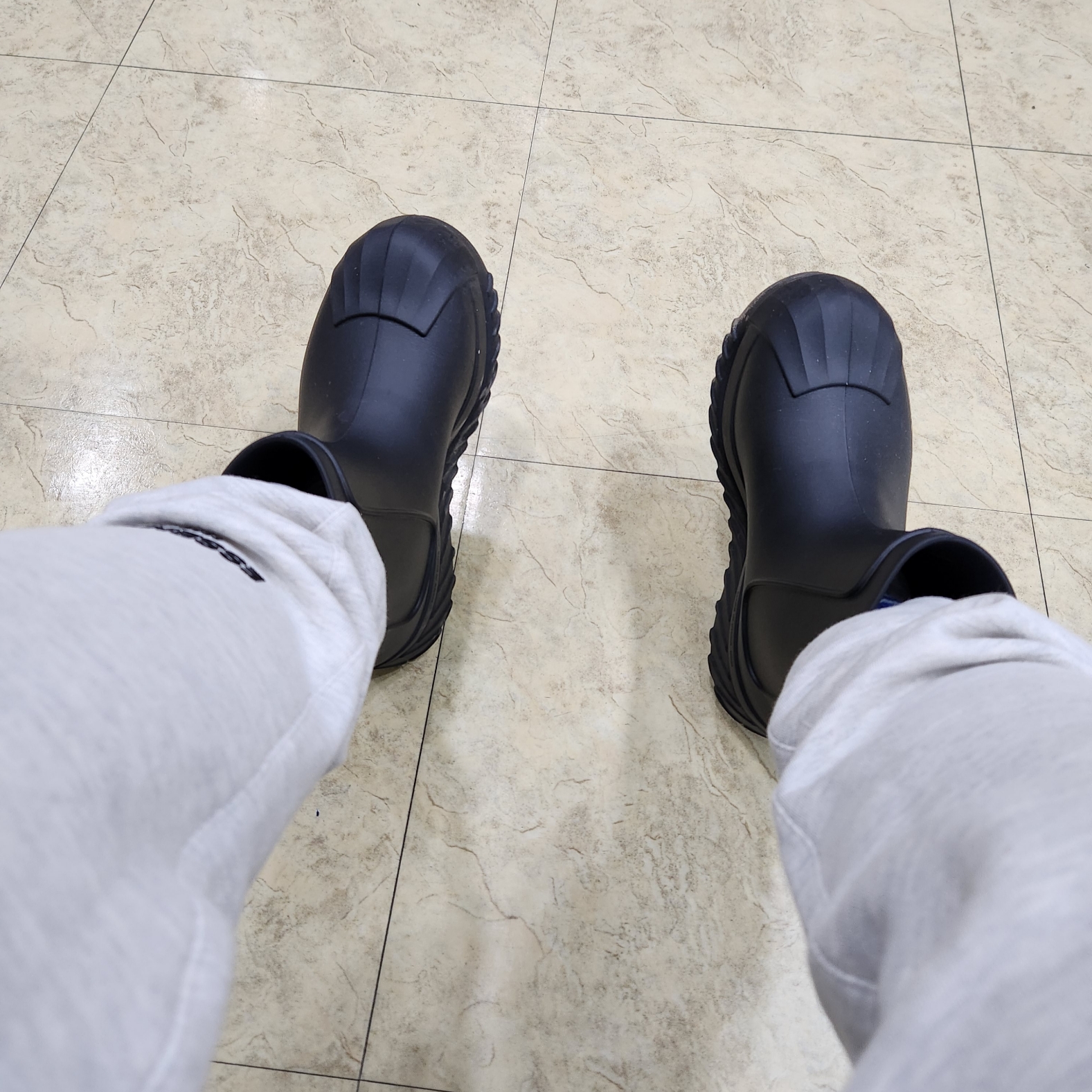 (W) Adidas Adifom Superstar Boot Black, Essentials The Core Collection Hoodie Light Oatmeal 착용 스타일