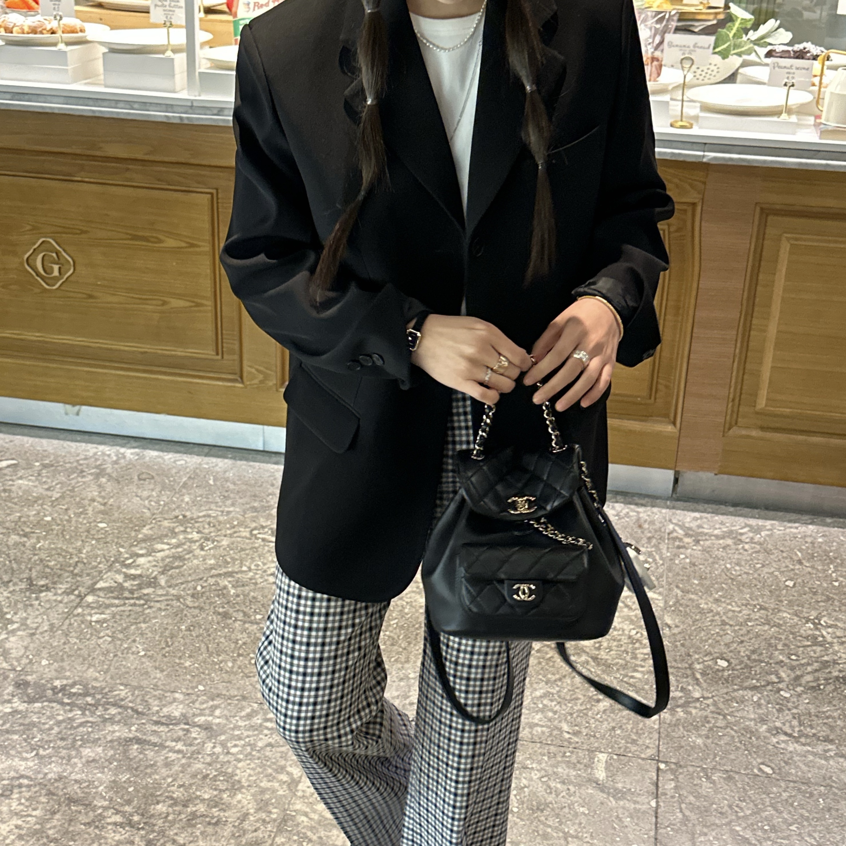 Chanel Small Backpack Lambskin & Gold Black 착용 스타일 - 4