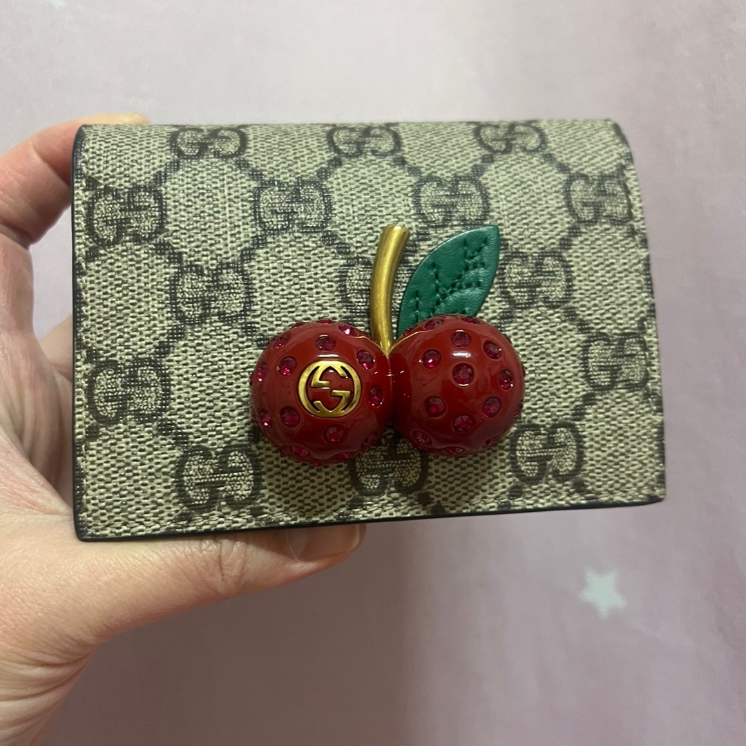 Gucci GG Card Case Wallet with Cherries Beige Ebony 착용 스타일