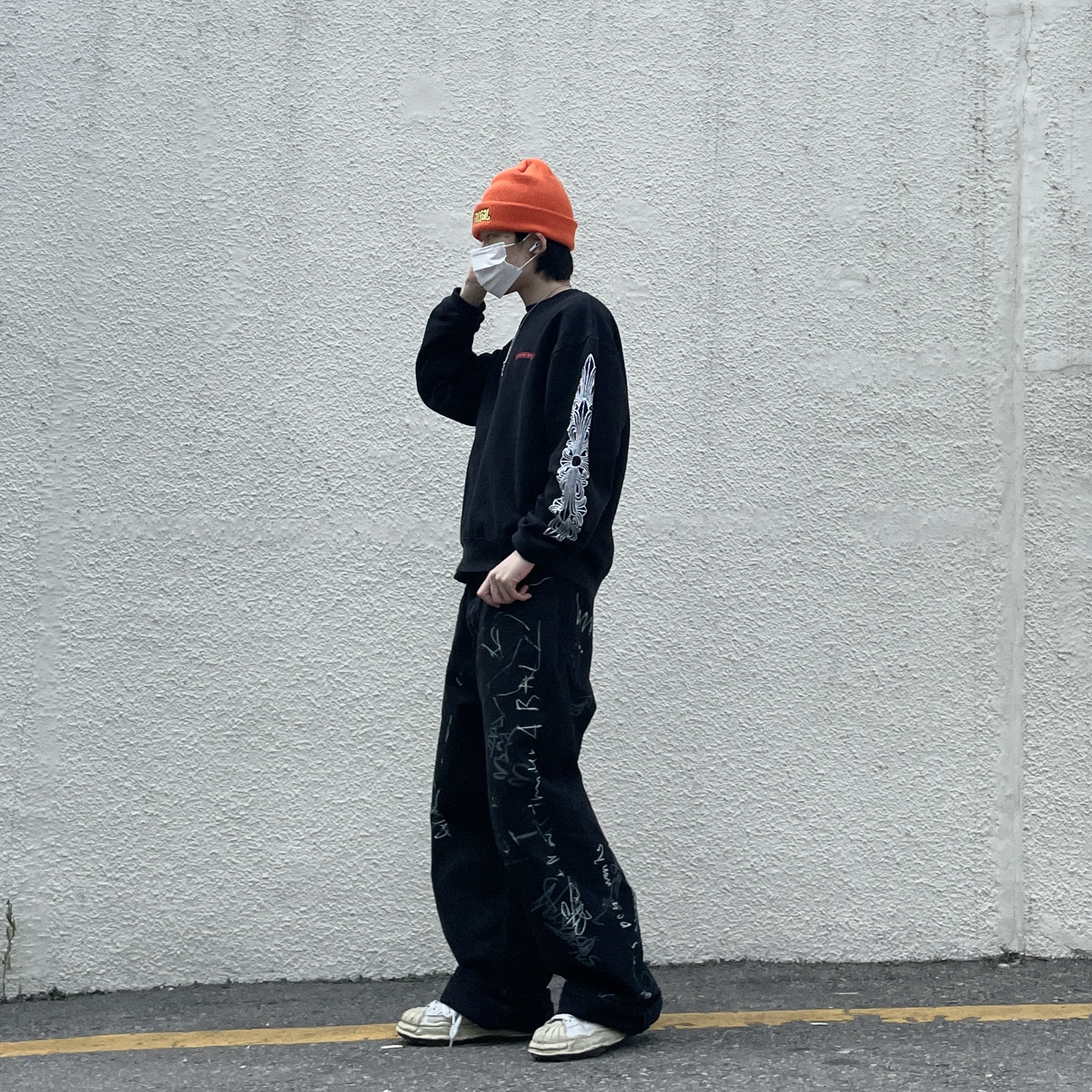 Maison Mihara Yasuhiro Blakey OG Sole Distressed Canvas Low-top Sneakers White, Balenciaga Graffiti Baggy Pants Black 착용 스타일 - 2