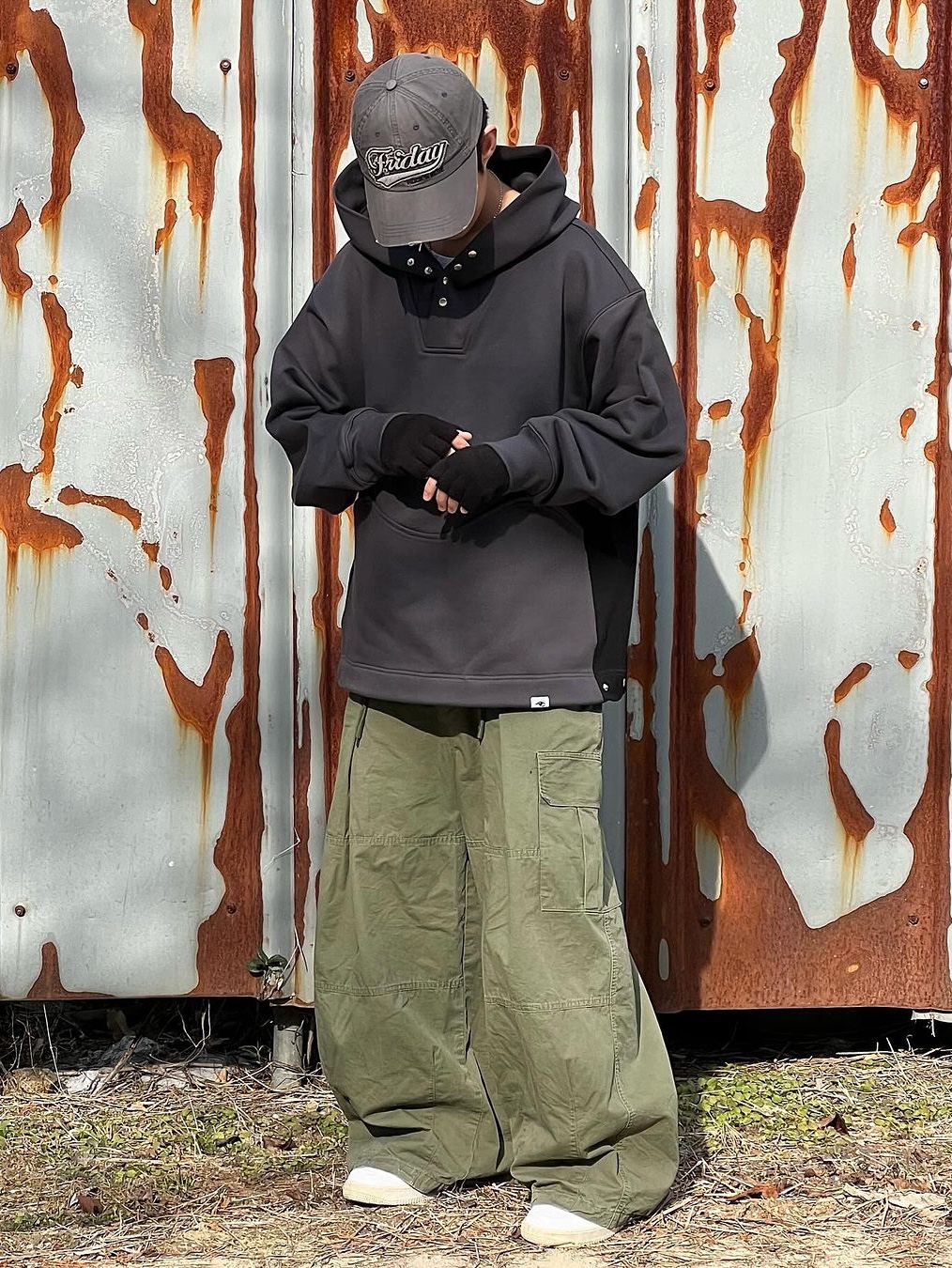 Traktat Open Book Hoodie Charcoal Grey 착용 스타일 - 1