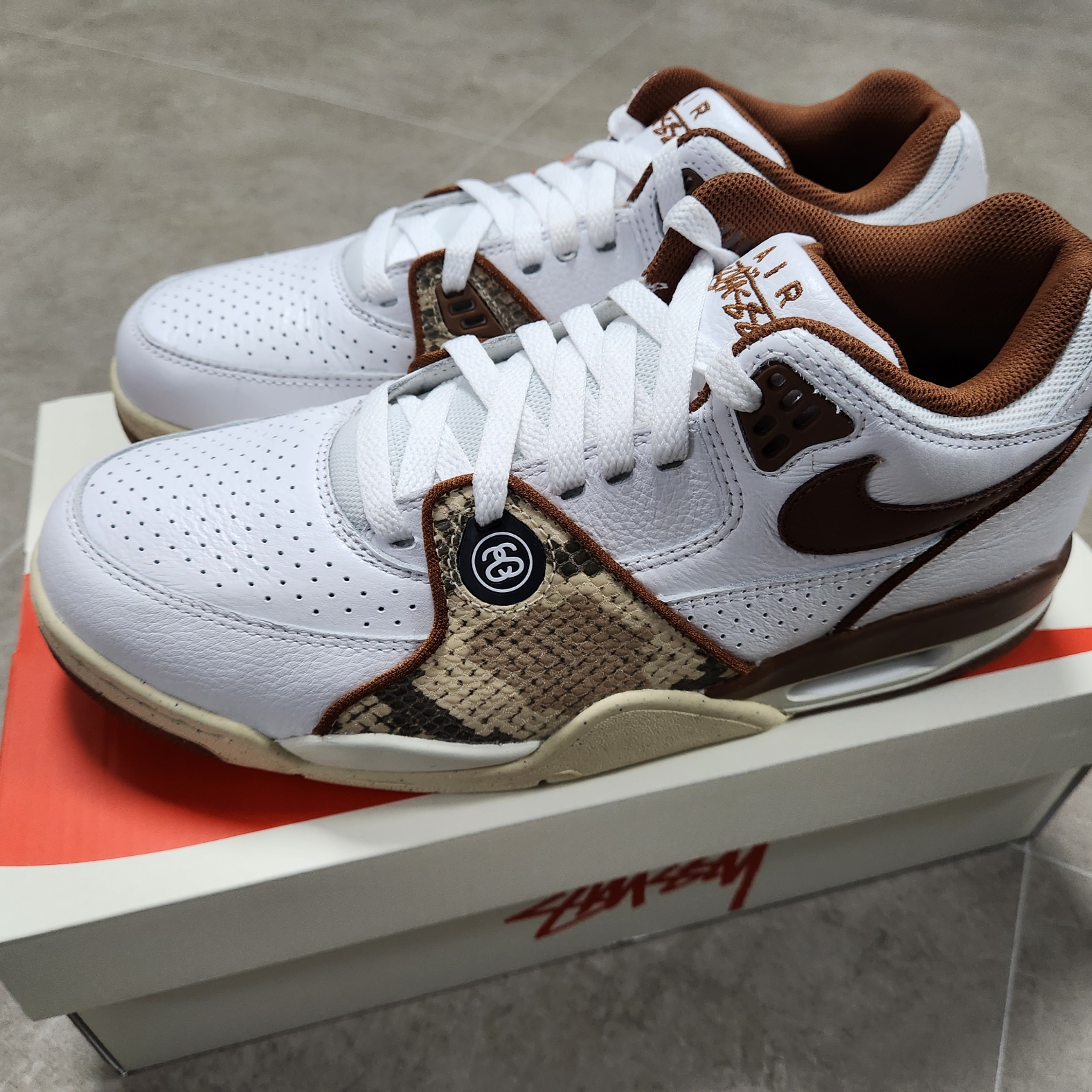 Nike x Stussy Air Flight 89 Low White and Pecan 착용 스타일 - 4