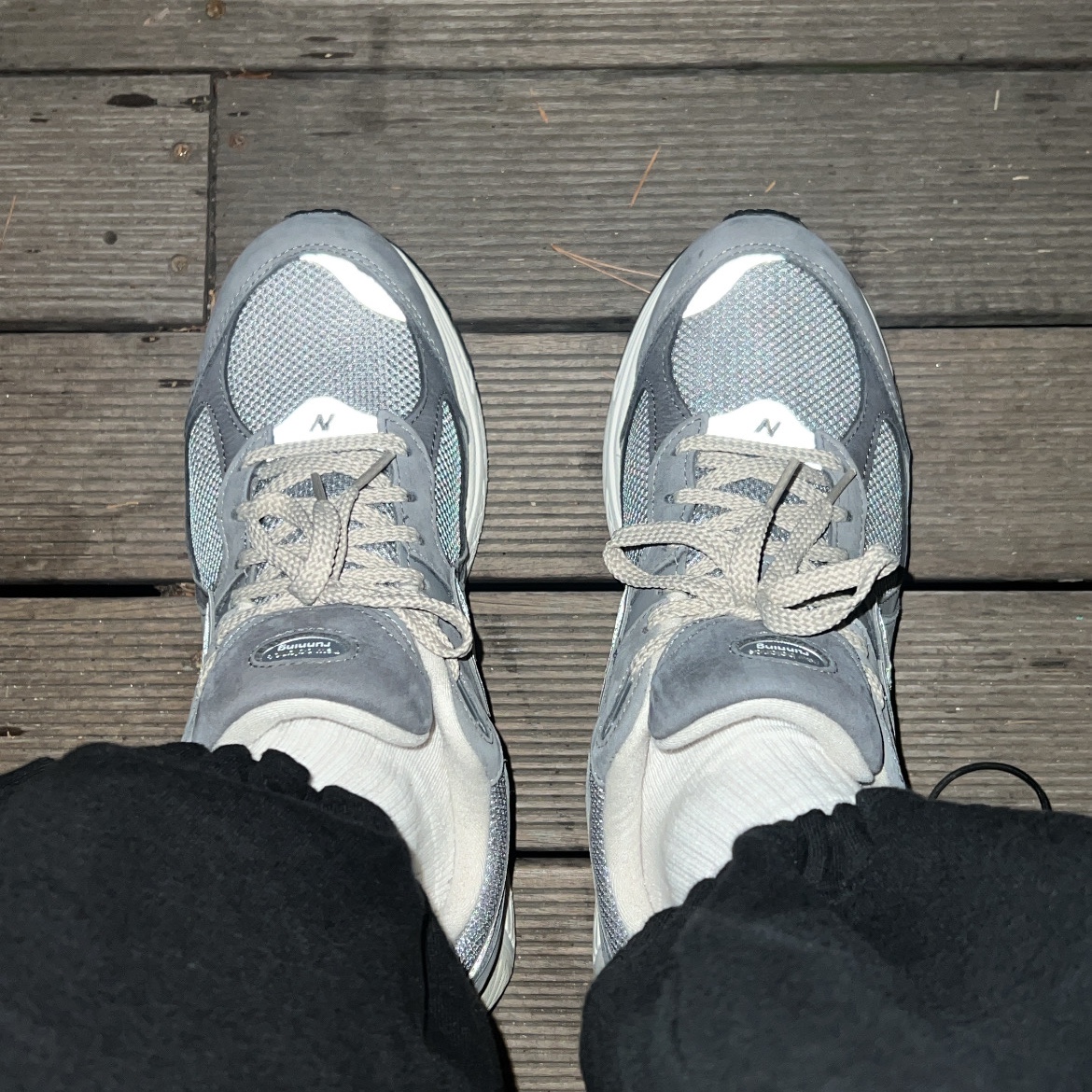 New Balance 2002R Premium Vintage Grey 착용 스타일