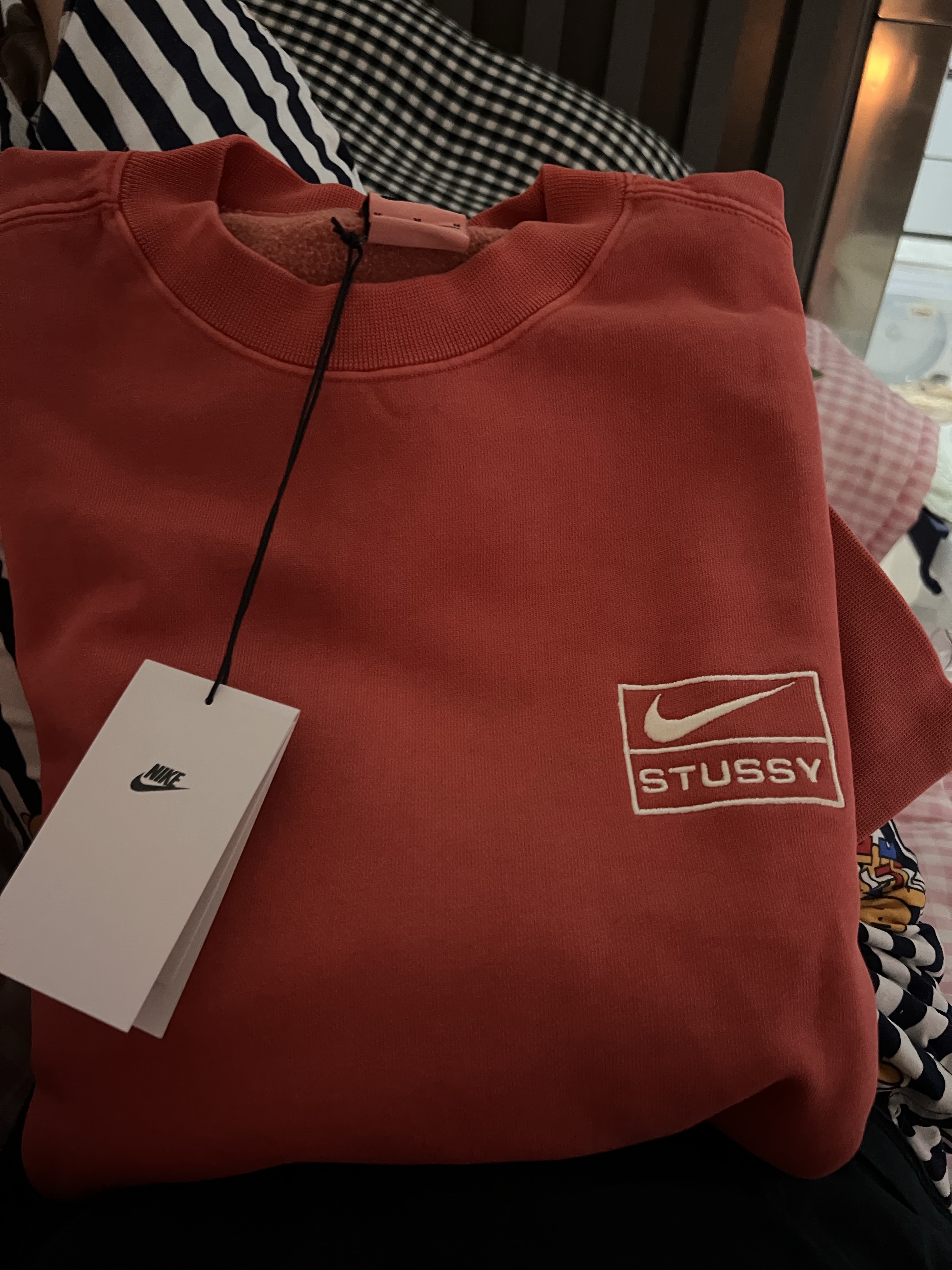 Nike x Stussy Pigment Dyed Fleece Crewneck Habanero Red (FQ3015-642) 착용 스타일