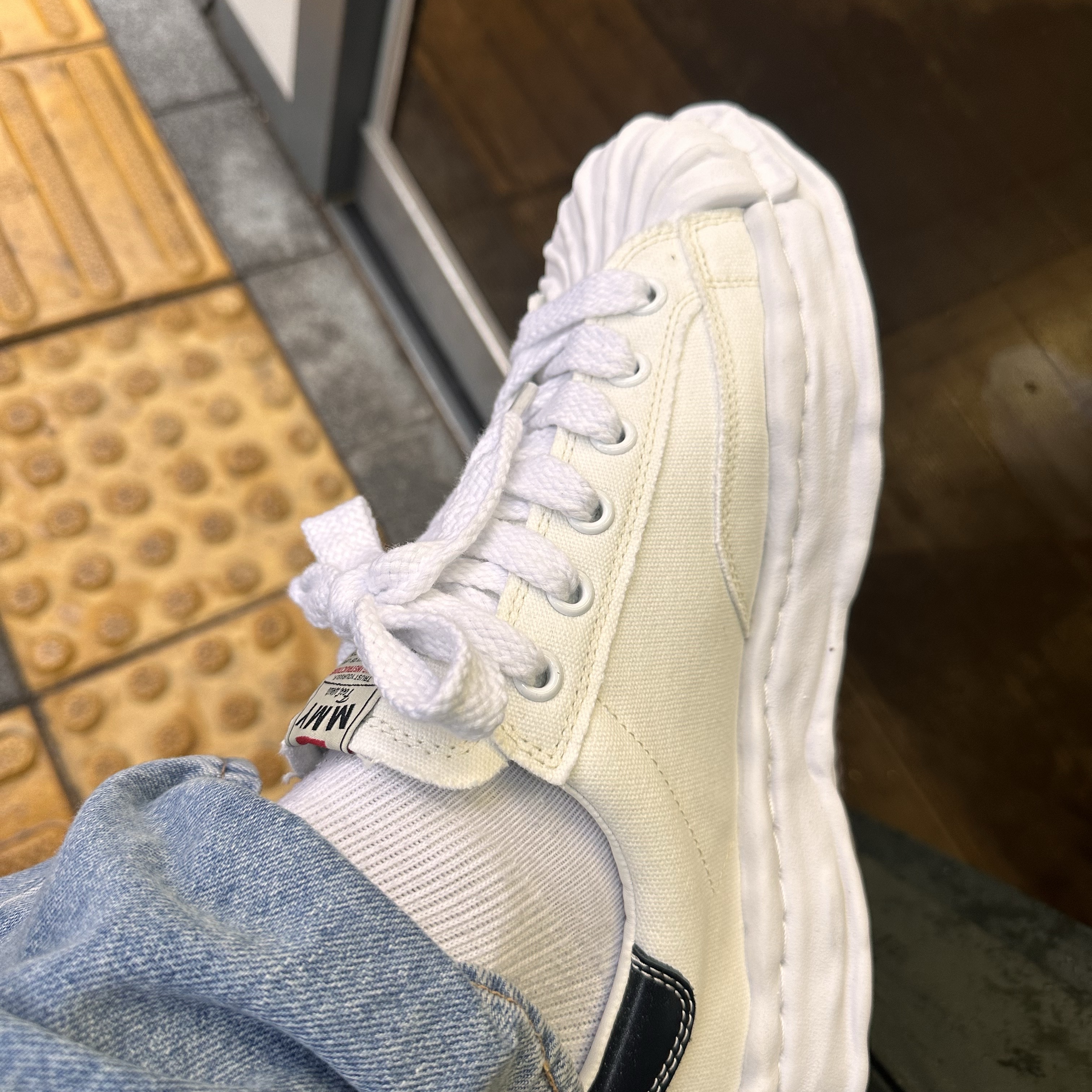 Maison Mihara Yasuhiro Blakey OG Sole Canvas Low-top Sneakers White 착용 스타일 - 2