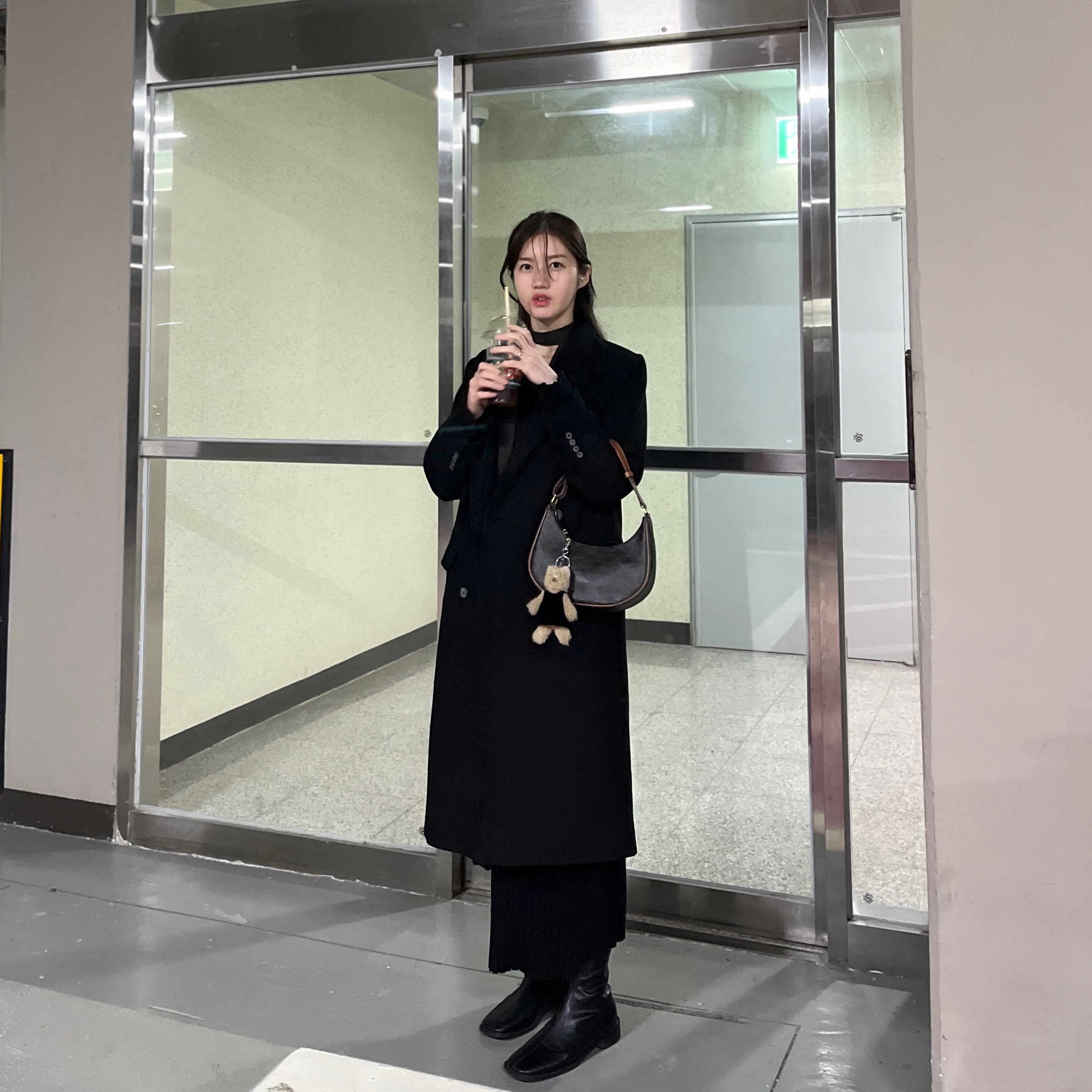 Celine Ava Bag in Triomphe Canvas and Calfskin Tan 착용 스타일 - 1