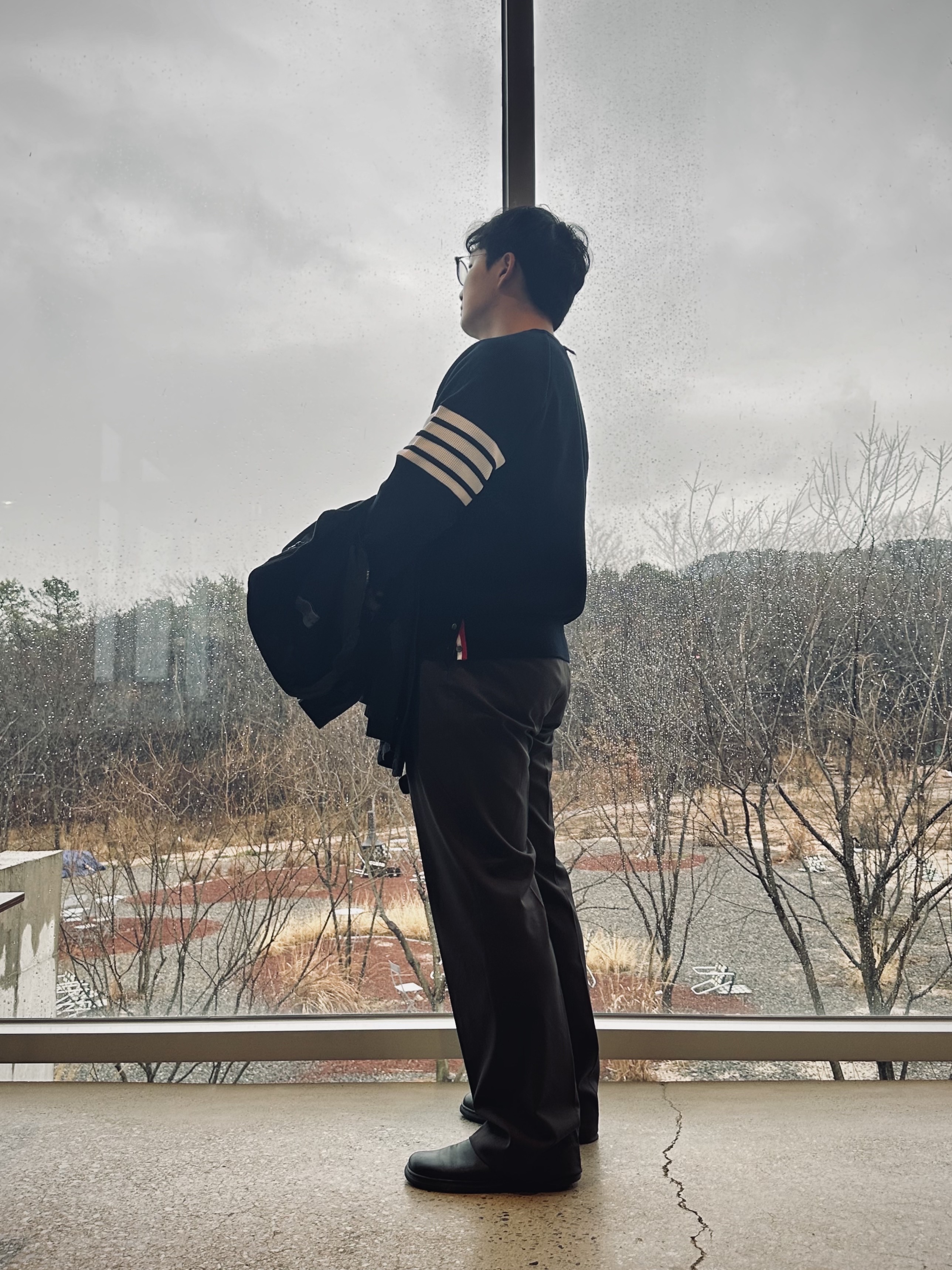 Thom Browne Raglan Sleeve Crewneck Sweatshirt Navy, Supreme Webbing Keychain Red - 20FW 착용 스타일