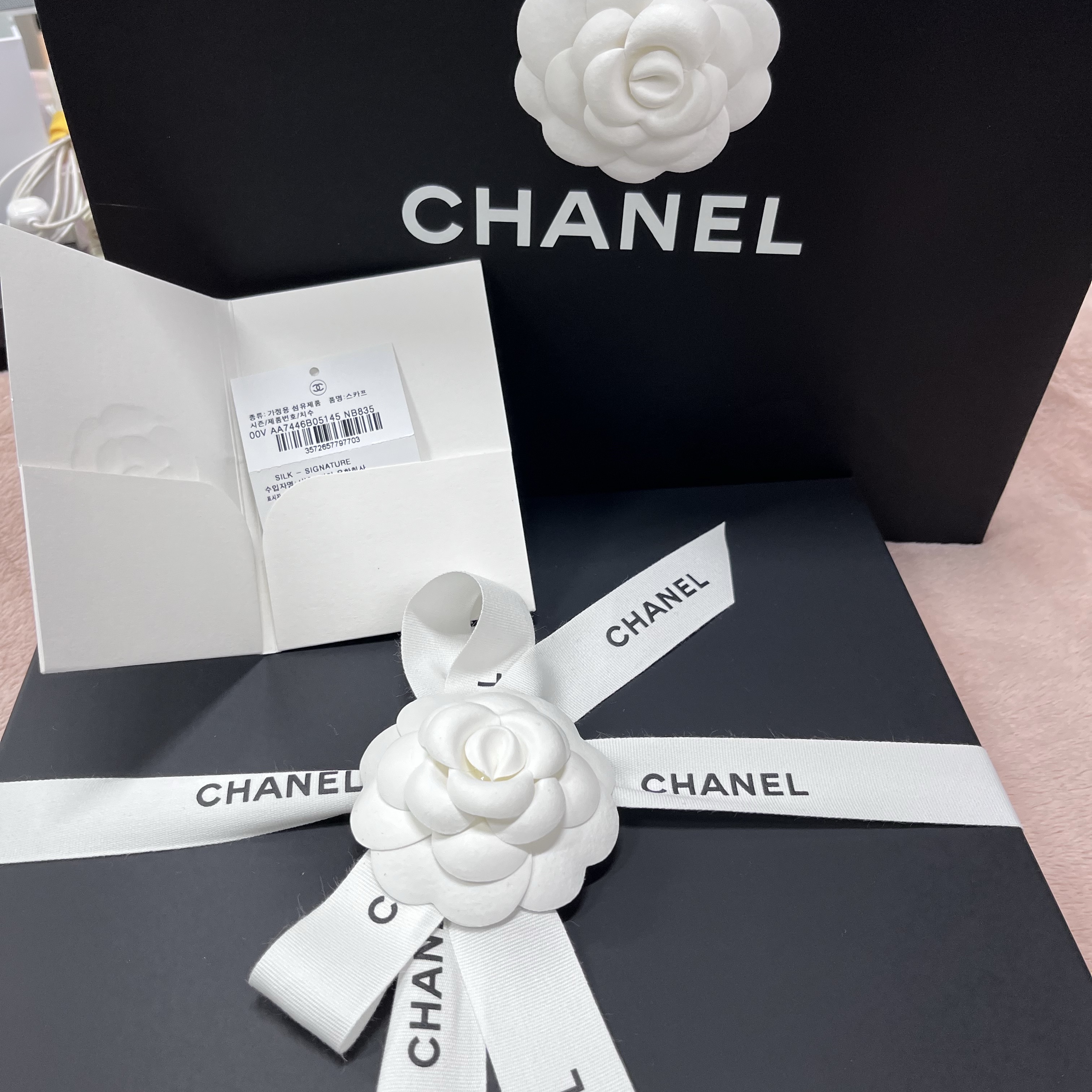 (W) Chanel Square Scarf Silk Twill & Ecru Black 착용 스타일 - 2