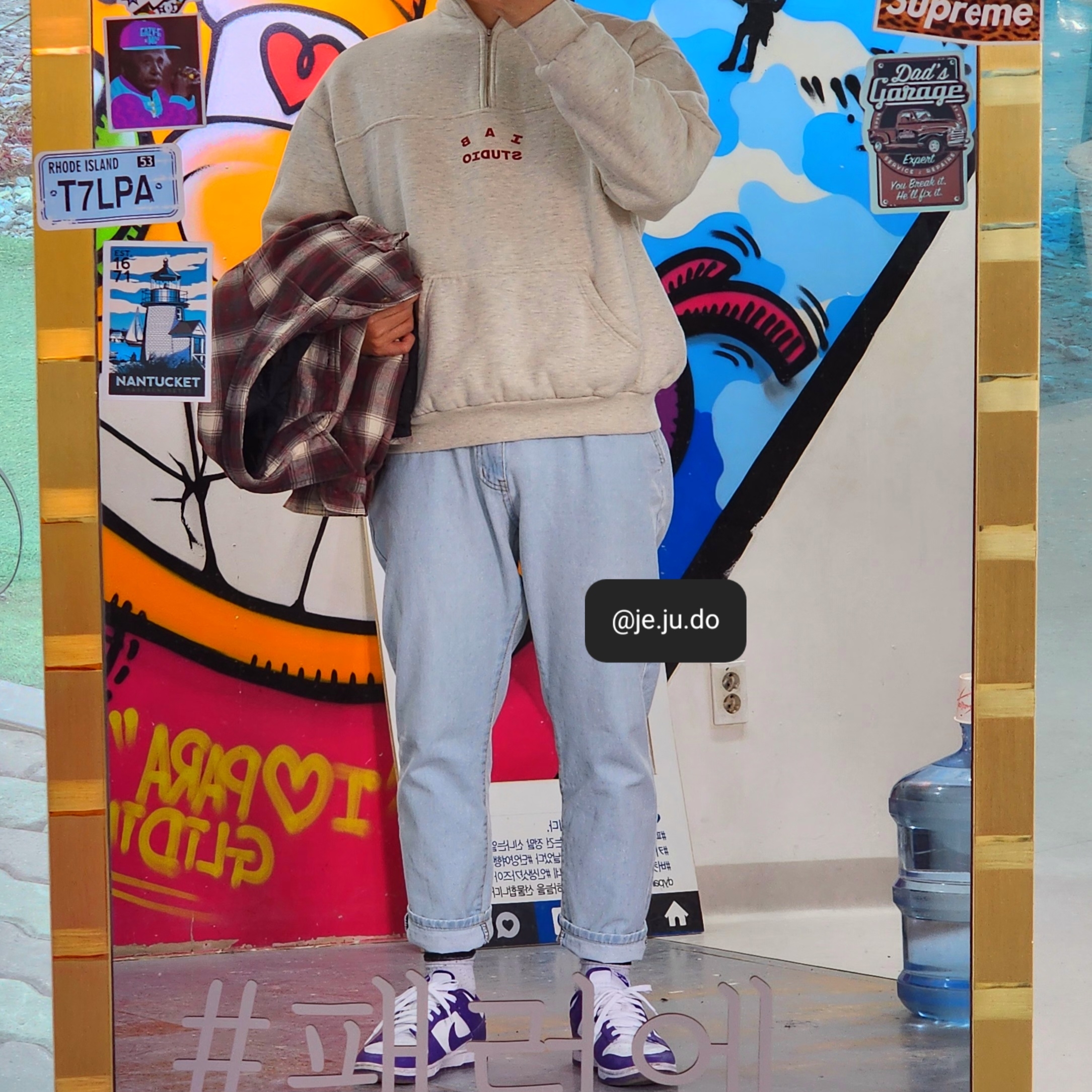 IAB Studio Half Zip-Up Oatmeal Burgundy 착용 스타일