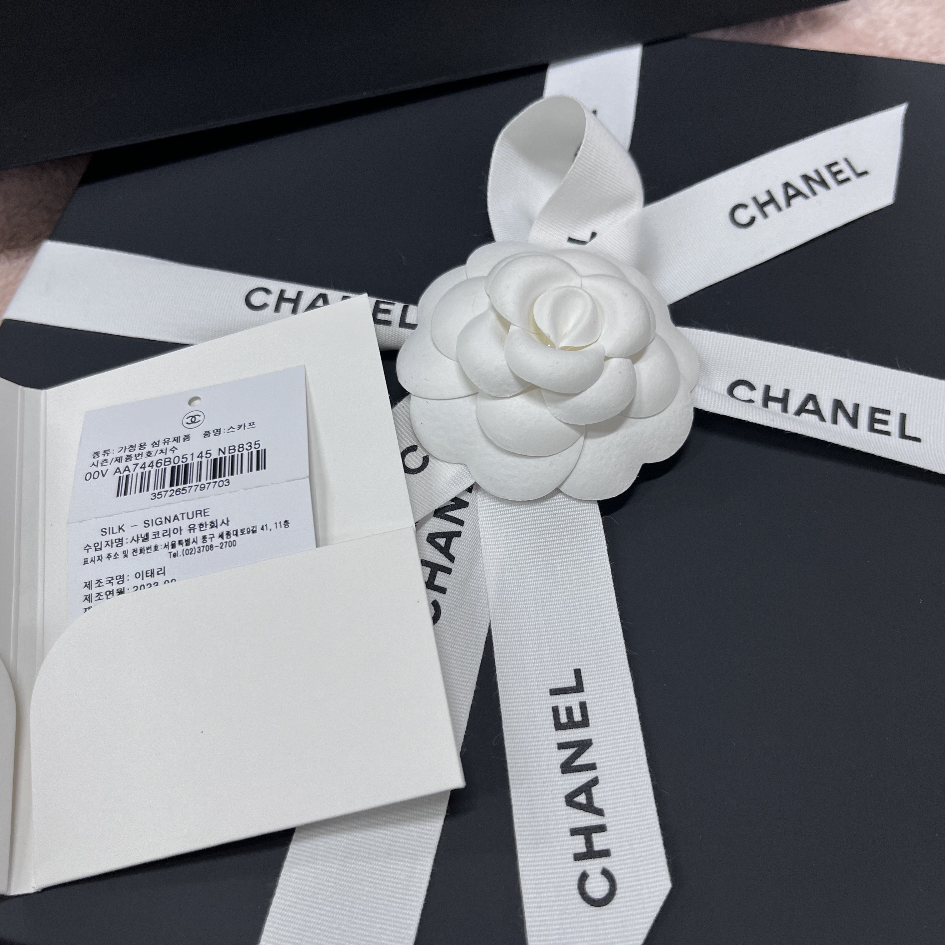 (W) Chanel Square Scarf Silk Twill & Ecru Black 착용 스타일 - 4